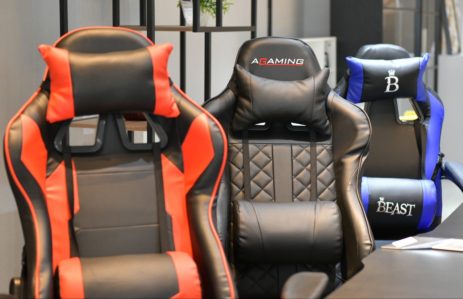 ދަމާސް އިން ވިއްކާ، ގޭމަރުންނަށް ހާއްސަ ގޮނޑި: މި ގޮނޑި އޮންލައިންކޮށް ވެސް ގަނެވޭނެ. --ފޮޓޯ:ނިޝާން އަލީ/މިހާރު