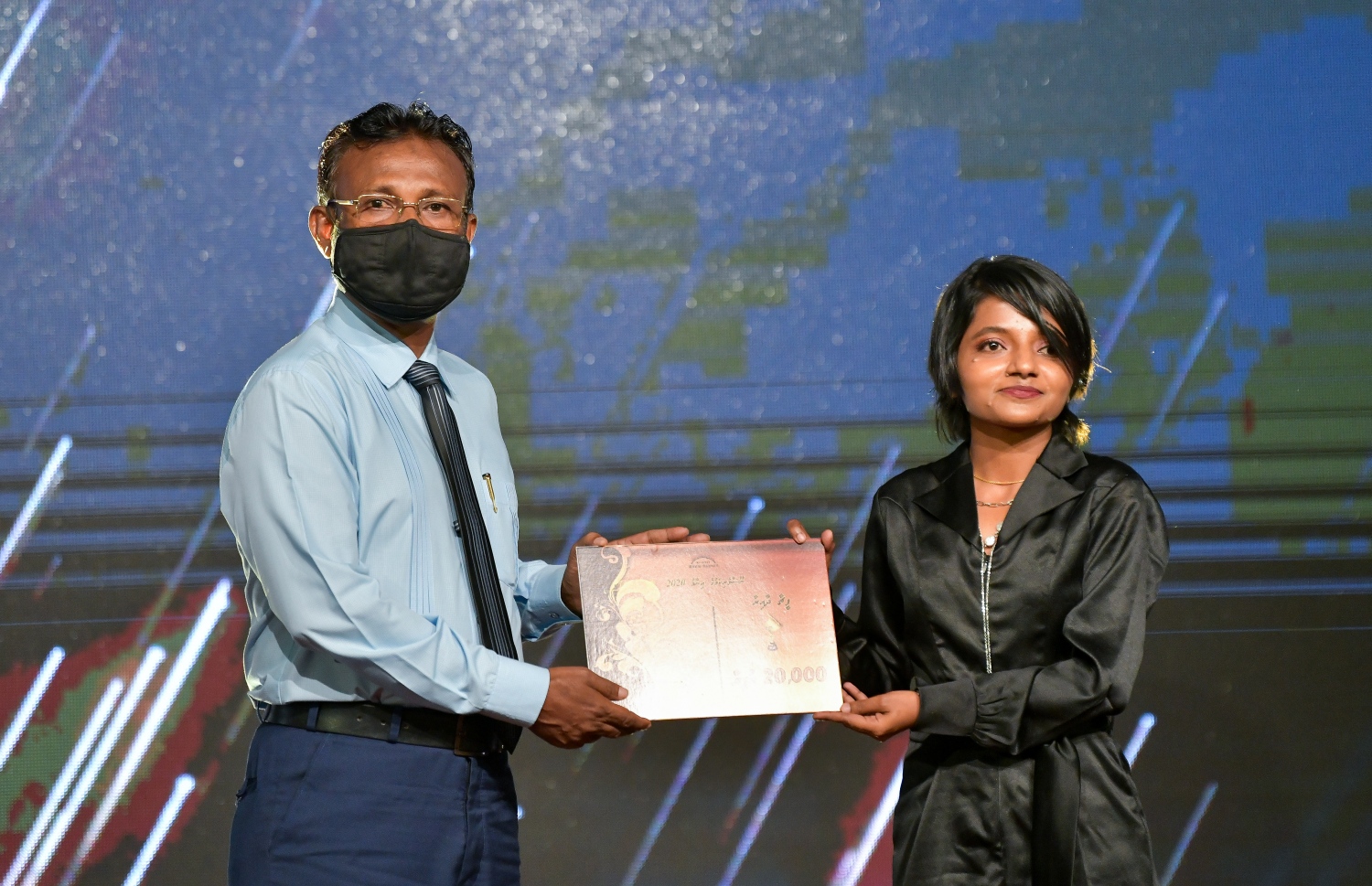 ފީޗާ/ރިޕޯޓު ދާއިރާއިން އެވޯޑު ލިބުނު ސަންގު ޓީވީގެ މާހަތަށް، ދިވެހި ބަހުގެ އެކަޑެމީގެ ރައީސް ޑރ. އަޝްރަފު އިނާމު ހަވާލުކޮށްދެއްވަނީ.-- ފޮޓޯ: ފަޔާޒު މޫސާ/ މިހާރު