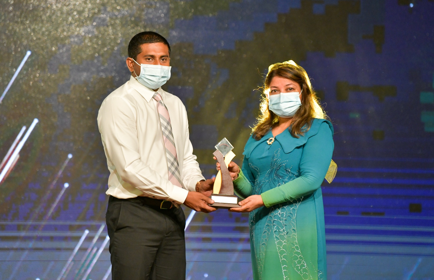 ނޮވެލްޓީ އަލީ ހުސެއިން، ނޫސްވެރިކަމަށް ކޮށްދިން ހިދުމަތުގެ އަގުވަޒަންކޮށް އެމްއެމްސީން ރޭ އެރުވި "ހަޔާތީ އަރުތައިގެ" އެވޯޑު، އޭނާގެ ދަރިކަނބަލުން އައިޝަތު އަލީއަށް، ޔޫތު މިނިސްޓަރު މަހުލޫފު (މ) ދެއްވަނީ.-- ފޮޓޯ: ފަޔާޒު މޫސާ/ މިހާރު