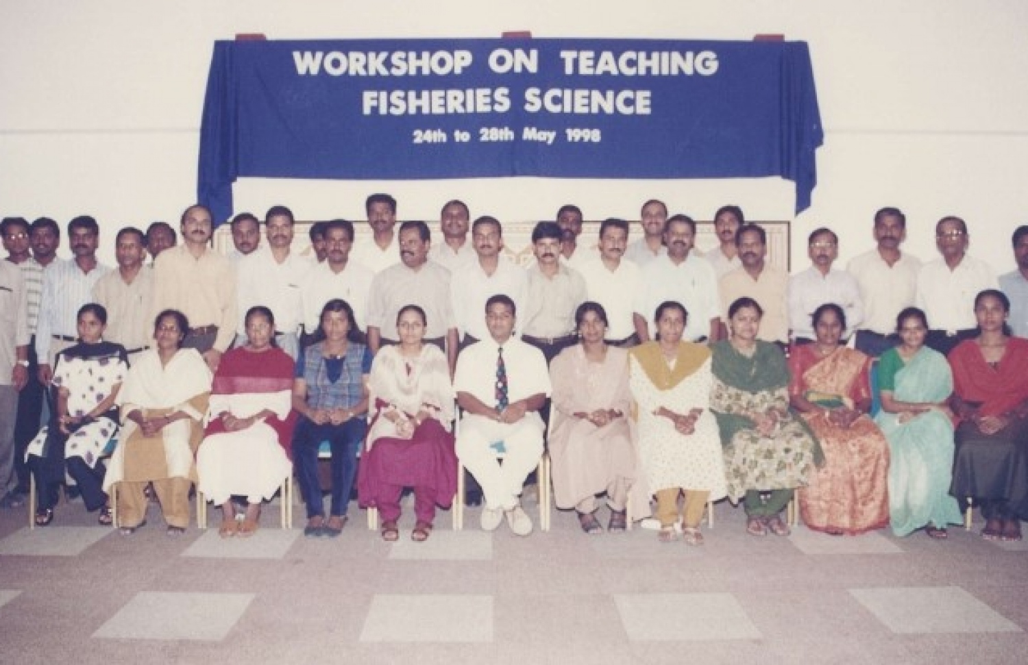 ފިޝަރީޒް ސައިންސަށް ޓީޗަރުން ތަމްރީނުކުރަން ބޭއްވި ވޯކްޝޮޕެއްގައި ބައިވެރިވި ޓީޗަރުންތަކެއް..-- ފޮޓޯ: އެންއައިއީ އާކައިވް