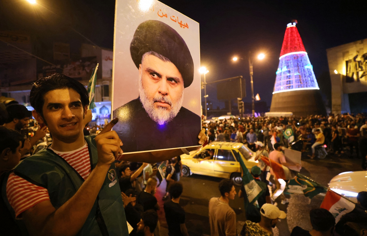 އޮކްޓޫބަރ 11، 2021؛ އިރާގުގެ އާންމު އިންތިހާބުގައި ލިބުނު ކާމިޔާބީ ފާހަގަކުރުމުގެ ގޮތުން، ނުފޫޒު ގަދަ ޝީއީ ލީޑަރު މުގްތަދާ އައްސަދްރުގެ ސަޕޯޓަރުން މަގުތަކަށް ނުކުމެ އުފާފާޅުކުރަނީ. --އޭއެފްޕީ