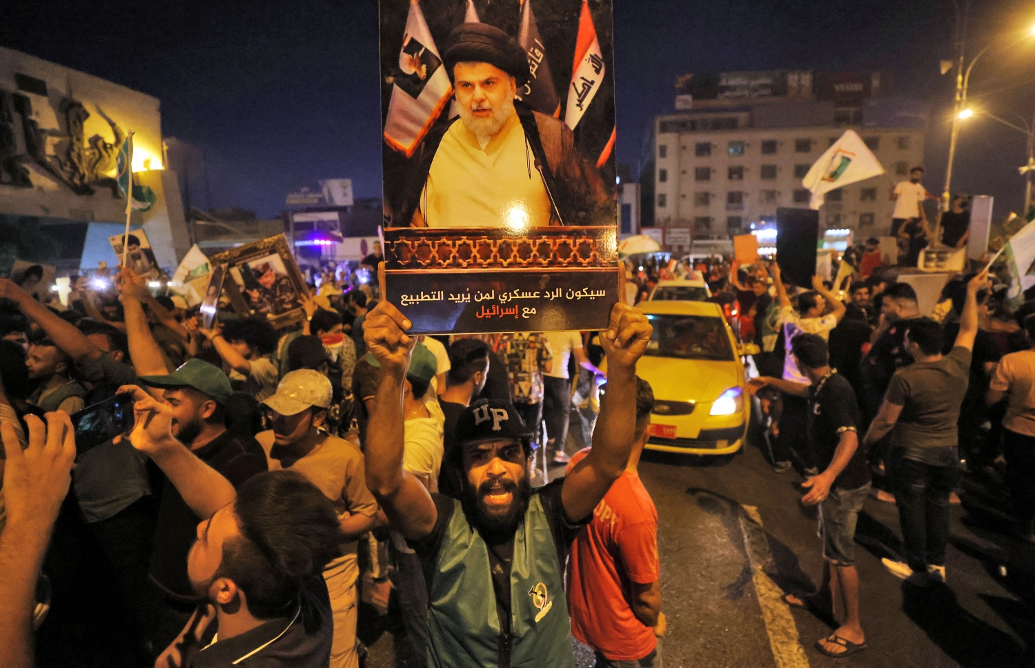 އޮކްޓޫބަރު 11، 2021: އިރާގުގެ އާންމު އިންތިހާބުގައި ލިބުނު ކާމިޔާބީ ފާހަގަކުރުމުގެ ގޮތުން، ނުފޫޒު ގަދަ ޝީއީ ލީޑަރު މުގްތަދާ އައްސަދްރުގެ ސަޕޯޓަރުން މަގުތަކަށް ނުކުމެ އުފާފާޅުކުރަނީ. --އޭއެފްޕީ