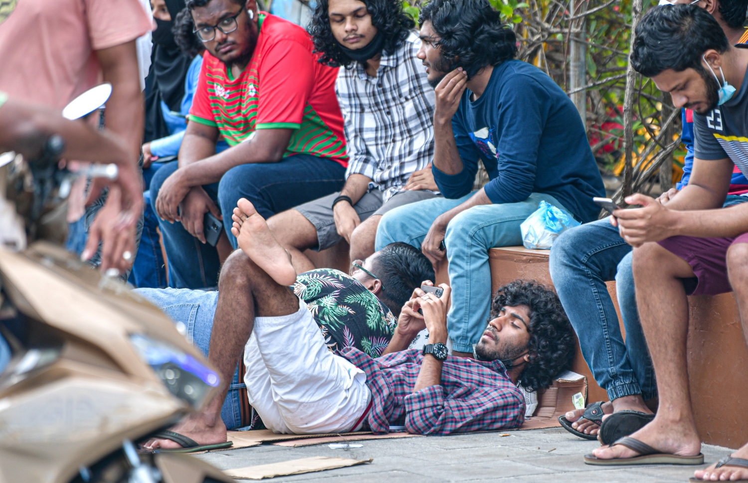 ޓިކެޓް ކިޔުގައި މީހަކު އޮށޯވެލައިގެން --- ފޮޓޯ: ނީޝާން އަލީ | މިހާރު