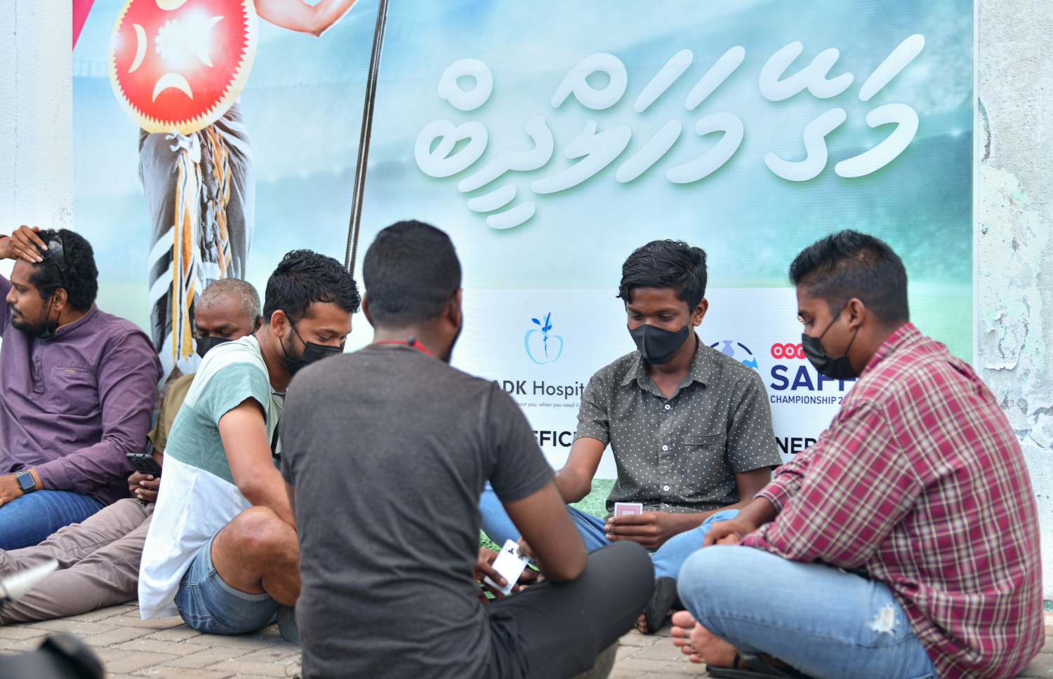 ޓިކެޓް ކިޔުގައި ތާސް ކުޅެނީ --- ފޮޓޯ: ނިޝާން އަލީ | މިހާރު