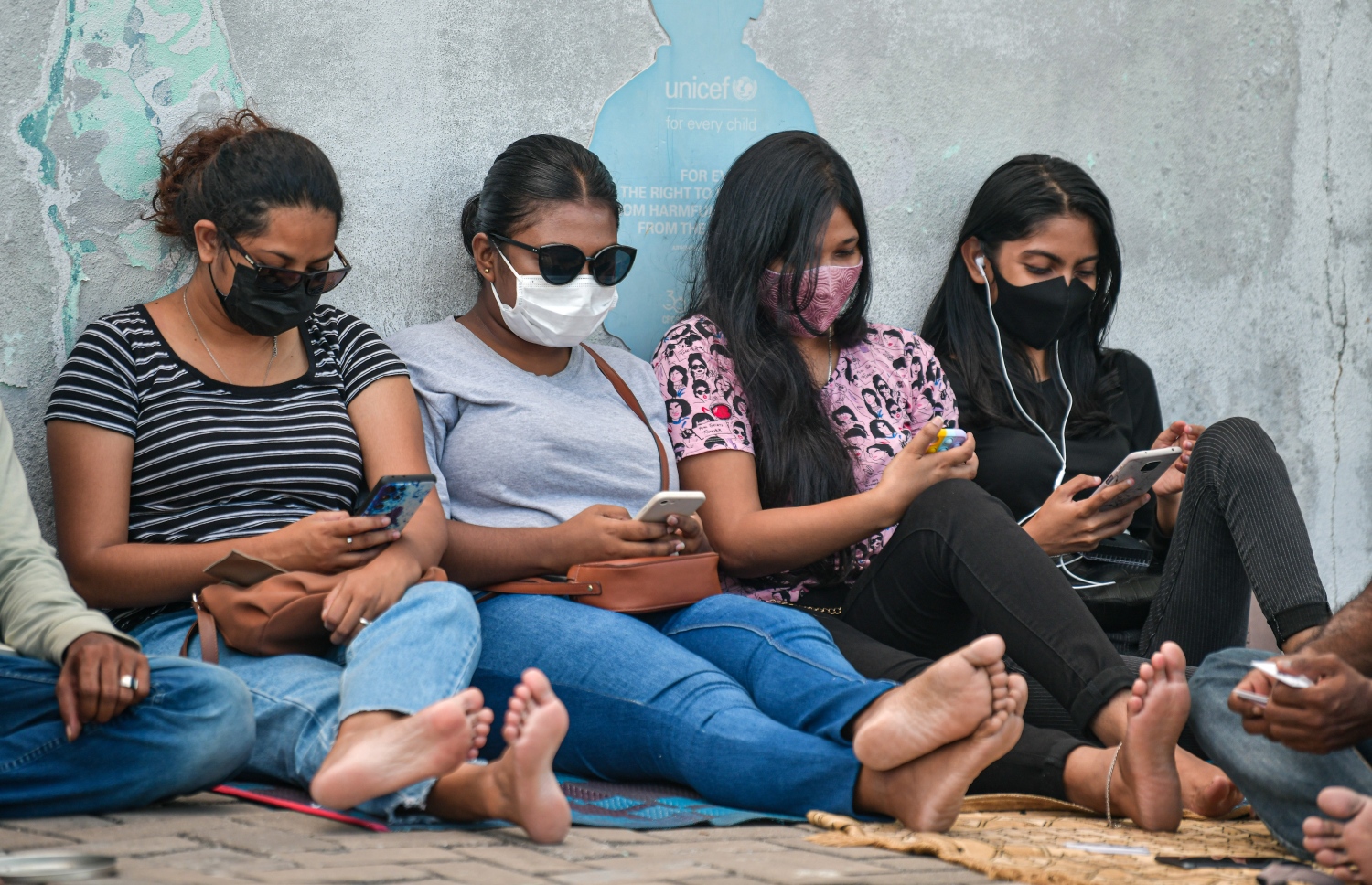 ޓިކެޓް ކޔުގައި ބައެއް މީހުން އިށީންދެ ލައިގެން --- ފޮޓޯ: ނިޝާން އަލީ | މިހާރު