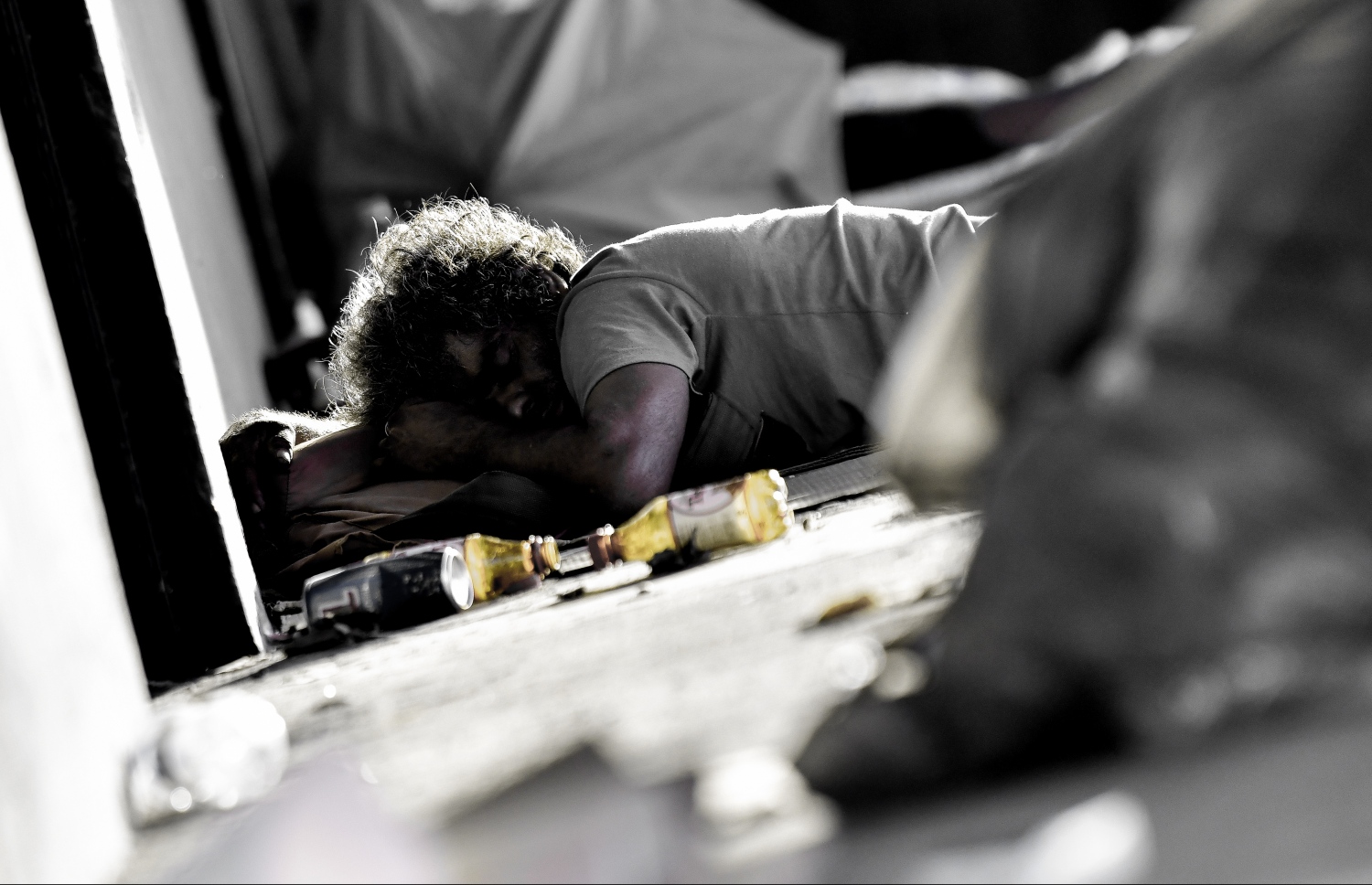 މާލެ - އޮކްޓޯބަރު 12 2021:ކާނިވާ ސްޓޭޖުގައި މީހަކު ނިދާފައި ،މިމީހުން ނިދަން ބޭނުން ކުރަނީ ޕާކުތަކާއި މީހުން ދިރިނޫޅޭ އަނދިރި ފަޅު ތަންތަނުގައި .-- ފޮޓޯ: ނިޝާން އަލީ/މިހާރު