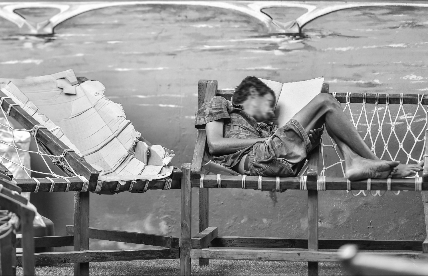 މާލެ - އޮކްޓޯބަރު 12 2021: ރެހެންދި މައިޒާން ތެރޭ ޒުވާނަކު ނިދާފައި، ކެއުންބުއިމާއި ގައިންތާހިރުވުން ވެސް ދޫކޮށް މި މީހުން އުޅެމުން ދަނީ މަސްތުގެ އަނދިރި ދުނިޔެއެއްގައި .-- ފޮޓޯ: ނިޝާން އަލީ/މިހާރު