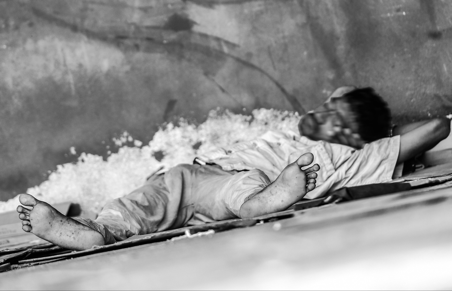 މާލެ - އޮކްޓޯބަރު 12 2021:ކާނިވާ ސްޓޭޖުގައި މީހަކު ނިދާފައި ،މިމީހުން ނިދަން ބޭނުން ކުރަނީ ޕާކުތަކާއި މީހުން ދިރިނޫޅޭ އަނދިރި ފަޅު ތަންތަނުގައި .-- ފޮޓޯ: ނިޝާން އަލީ/މިހާރު