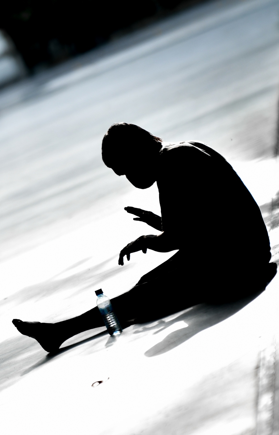 މާލެ - އޮކްޓޯބަރު 12 2021: ޒުވާނަކު ސަލާން ޖަހަނީ، ކެއުންބުއިމާއި ގައިންތާހިރުވުން ވެސް ދޫކޮށް މި މީހުން އުޅެމުން ދަނީ މަސްތުގެ އަނދިރި ދުނިޔެއެއްގައި .-- ފޮޓޯ: ނިޝާން އަލީ/މިހާރު