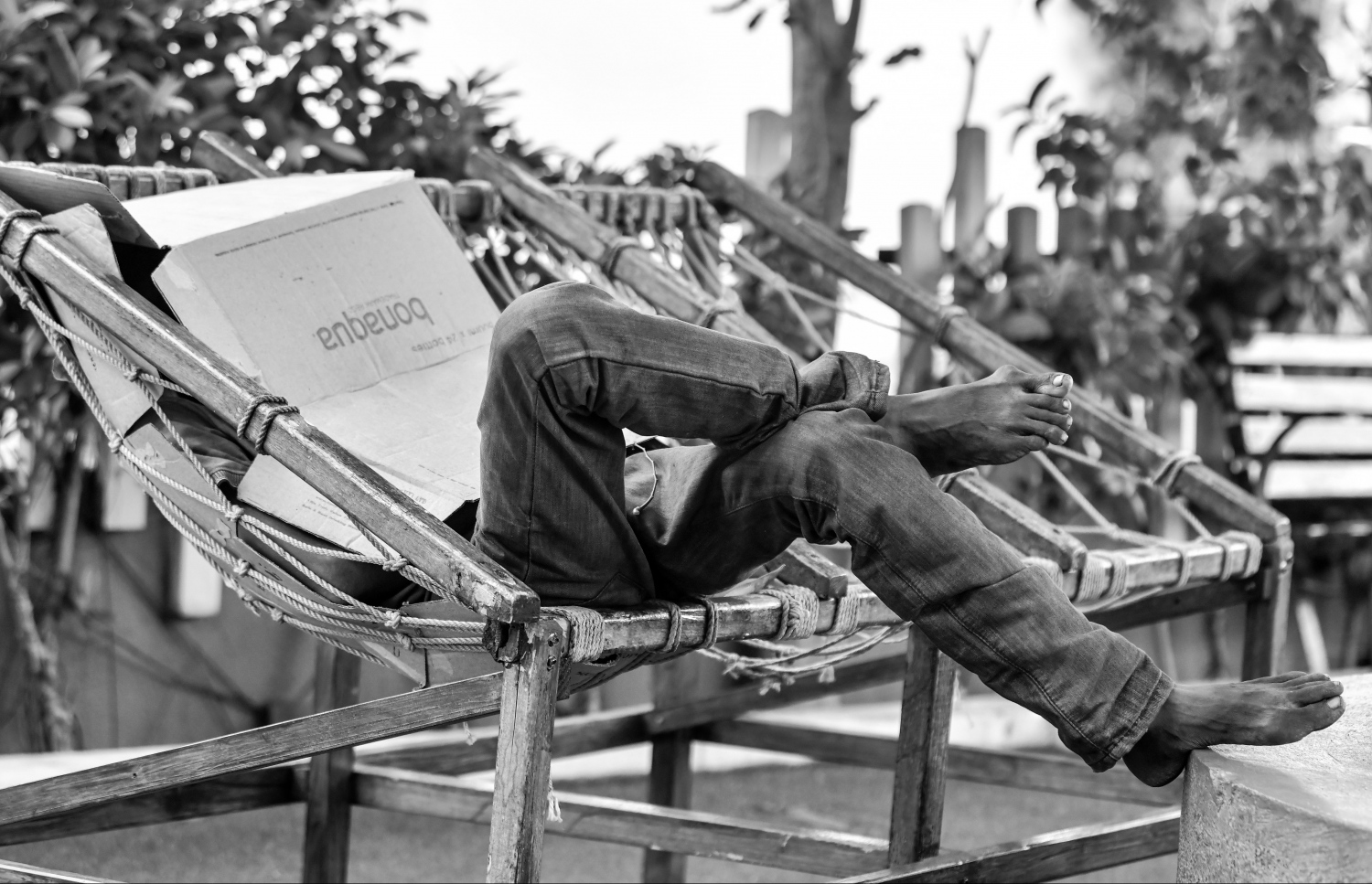 މާލެ - އޮކްޓޯބަރު 12 2021: އިސްކަންދަރު މައިޒާން ތެރޭ ޒުވާނަކު ބޮލުގައި ފޮށިގަނޑެއް އަޅައިގެން ނިދާފައި، ކެއުންބުއިމާއި ގައިންތާހިރުވުން ވެސް ދޫކޮށް މި މީހުން އުޅެމުން ދަނީ މަސްތުގެ އަނދިރި ދުނިޔެއެއްގައި .-- ފޮޓޯ: ނިޝާން އަލީ/މިހާރު