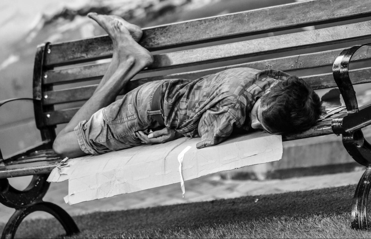 މާލެ - އޮކްޓޯބަރު 12 2021: ރެހެންދި މައިޒާން ތެރޭ ޒުވާނަކު ނިދާފައި، ކެއުންބުއިމާއި ގައިންތާހިރުވުން ވެސް ދޫކޮށް މި މީހުން އުޅެމުން ދަނީ މަސްތުގެ އަނދިރި ދުނިޔެއެއްގައި .-- ފޮޓޯ: ނިޝާން އަލީ/މިހާރު