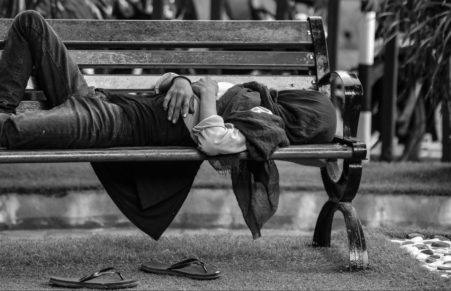 މާލެ - އޮކްޓޯބަރު 12 2021: ރެހެންދި މައިޒާން ތެރޭ އަންހެނަކު ނިދާފައި، ކެއުންބުއިމާއި ގައިންތާހިރުވުން ވެސް ދޫކޮށް މި މީހުން އުޅެމުން ދަނީ މަސްތުގެ އަނދިރި ދުނިޔެއެއްގައި .-- ފޮޓޯ: ނިޝާން އަލީ/މިހާރު