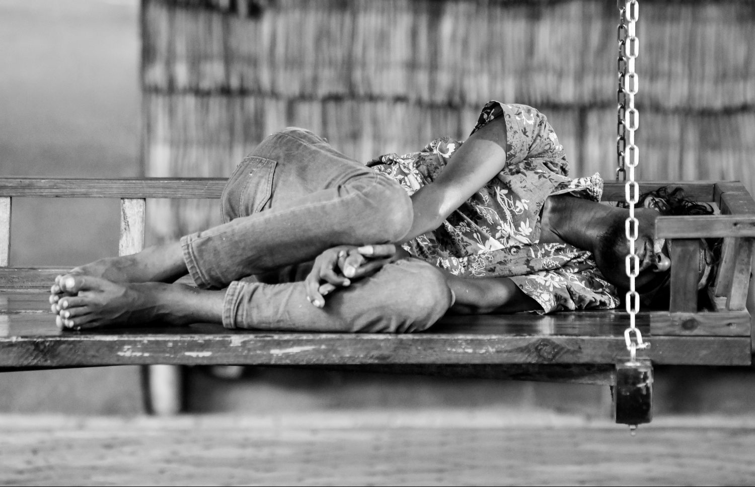 ރެހެނދި މައިޒާން ތެރޭ ޒުވާނަކު ނިދާފައި: ކެއުންބުއިމާއި ގައިންތާހިރުވުން ވެސް ދޫކޮށް މި މީހުން އުޅެމުން ދަނީ މަސްތުގެ އަނދިރި ދުނިޔެއެއްގައި -- ފޮޓޯ: ނިޝާން އަލީ | މިހާރު