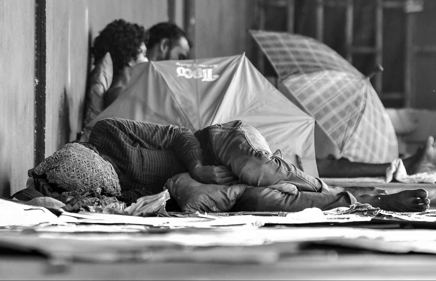 މާލެ - އޮކްޓޯބަރު 12 2021:ކާނިވާ ސްޓޭޖުގައި މީހަކު ނިދާފައި ،މިމީހުން ނިދަން ބޭނުން ކުރަނީ ޕާކުތަކާއި މީހުން ދިރިނޫޅޭ އަނދިރި ފަޅު ތަންތަނުގައި .-- ފޮޓޯ: ނިޝާން އަލީ/މިހާރު