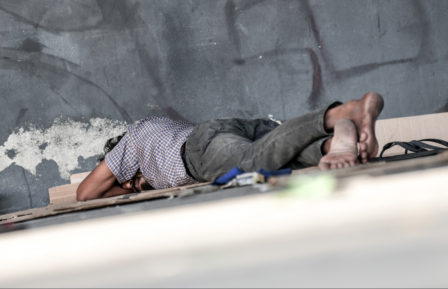 މާލެ - އޮކްޓޯބަރު 12 2021:ކާނިވާ ސްޓޭޖުގައި މީހަކު ނިދާފައި ،މިމީހުން ނިދަން ބޭނުން ކުރަނީ ޕާކުތަކާއި އަނދިރި ފަޅު ތަންތަން .-- ފޮޓޯ: ނިޝާން އަލީ/މިހާރު