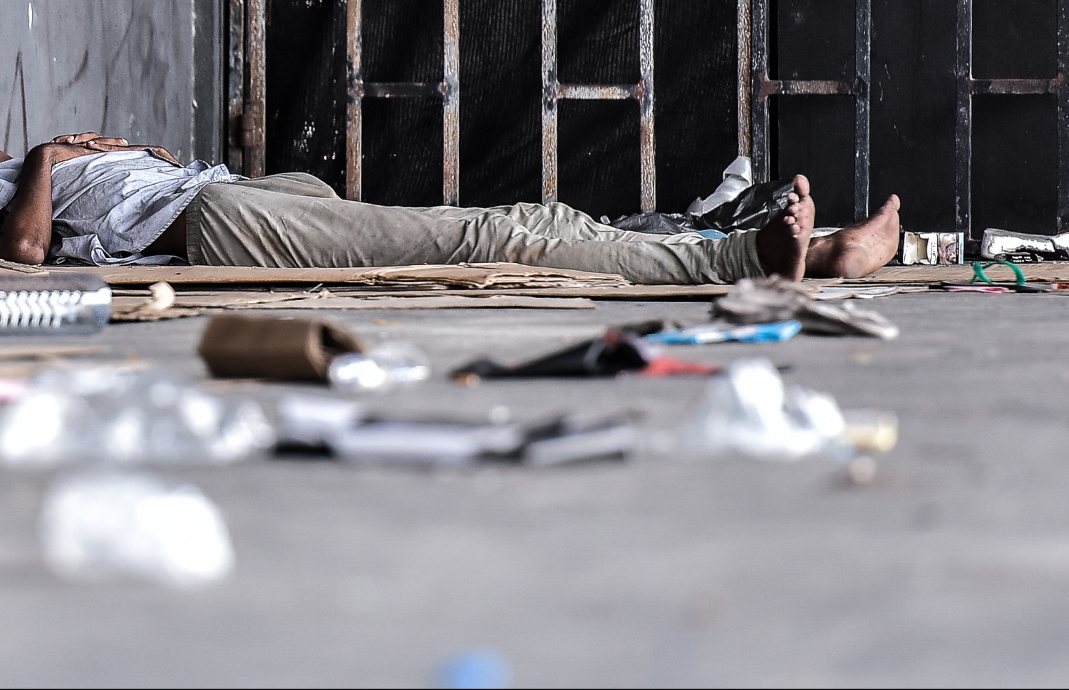 މާލެ - އޮކްޓޯބަރު 12 2021:ކާނިވާ ސްޓޭޖުގައި މީހަކު ނިދާފައި ،މިމީހުން ނިދަން ބޭނުން ކުރަނީ ޕާކުތަކާއި އަނދިރި ފަޅު ތަންތަން .-- ފޮޓޯ: ނިޝާން އަލީ/މިހާރު