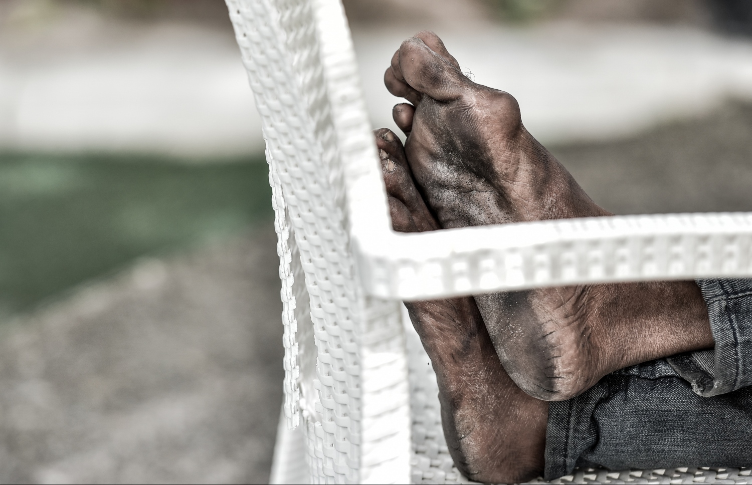 މާލެ - އޮކްޓޯބަރު 12 2021: އިސްކަންދަރު މައިޒާން ތެރޭ ޒުވާނަކު ނިދާފައި ، ކެއުންބުއިމާއި ގައިންތާހިރުވުން ވެސް ދޫކޮށް މި މީހުން އުޅެމުން ދަނީ މަސްތުގެ އަނދިރި ދުނިޔެއެއްގައި .-- ފޮޓޯ: ނިޝާން އަލީ/މިހާރު