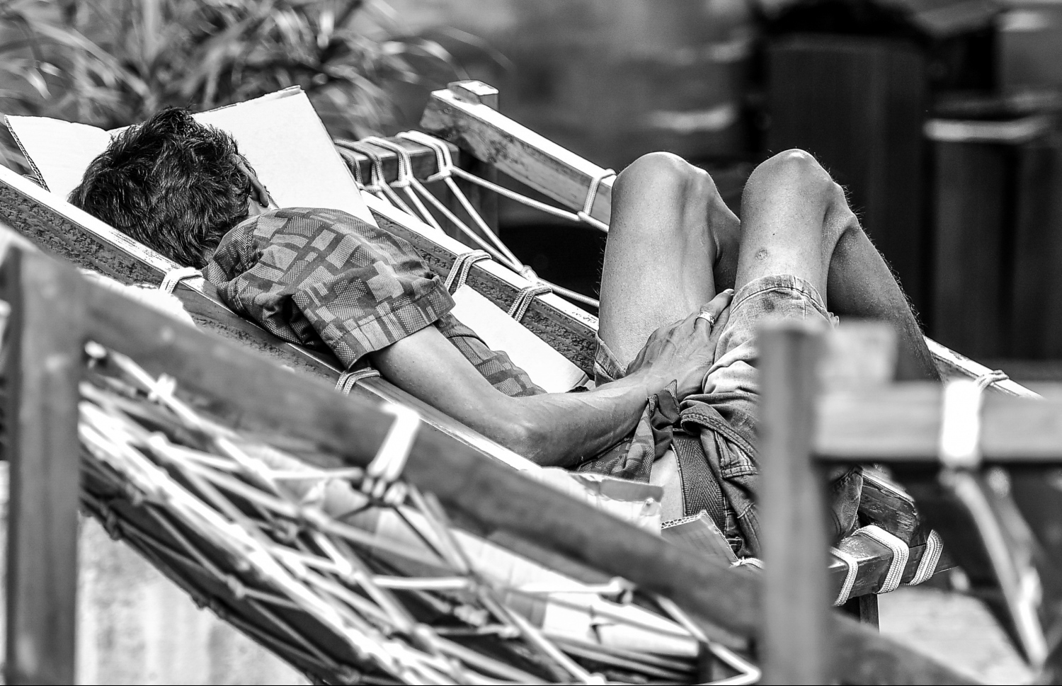 މާލެ - އޮކްޓޯބަރު 12 2021: ރެހެންދި މައިޒާން ތެރޭ ޒުވާނަކު ނިދާފައި، ކެއުންބުއިމާއި ގައިންތާހިރުވުން ވެސް ދޫކޮށް މި މީހުން އުޅެމުން ދަނީ މަސްތުގެ އަނދިރި ދުނިޔެއެއްގައި .-- ފޮޓޯ: ނިޝާން އަލީ/މިހާރު