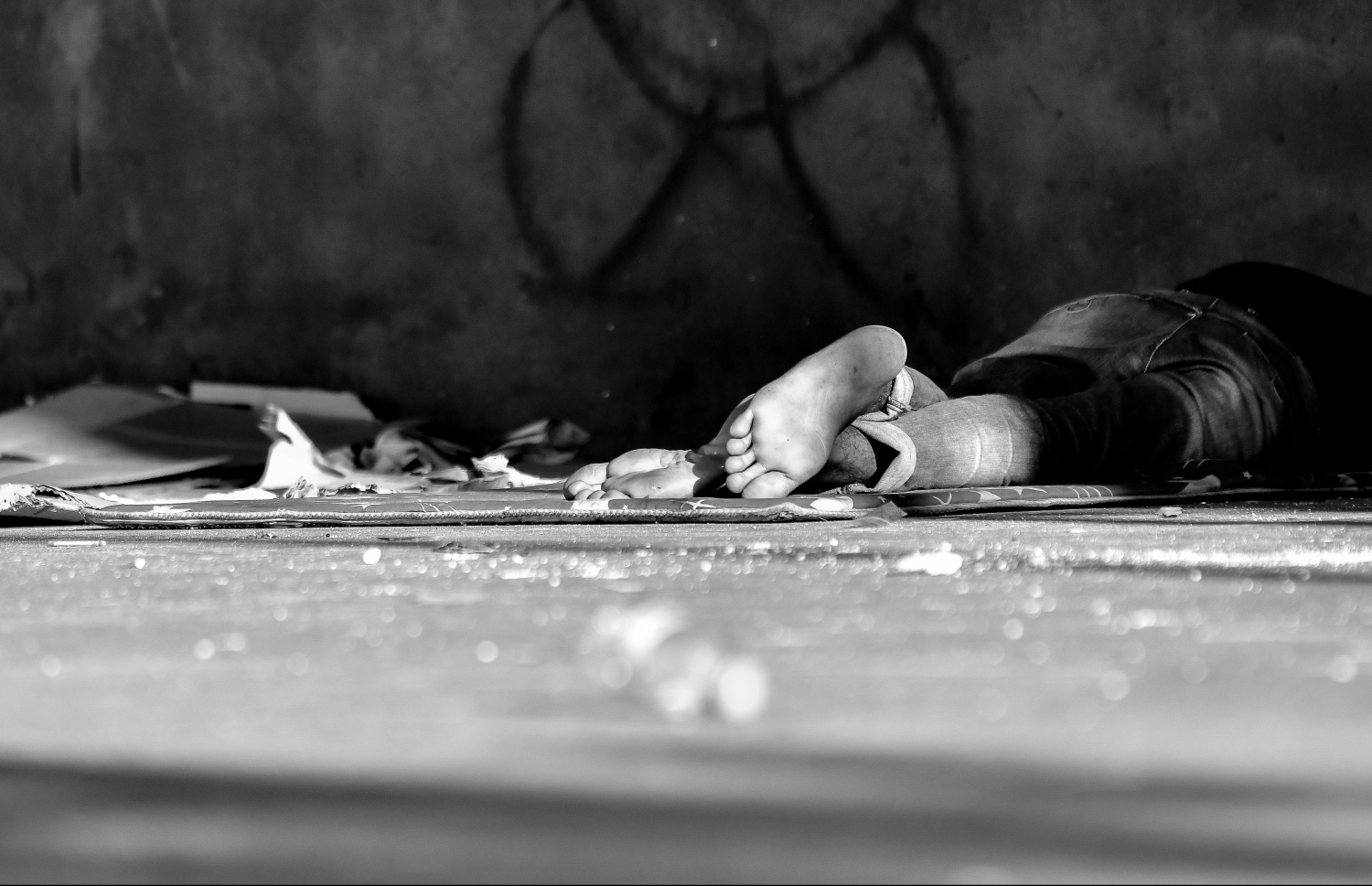 މާލެ - އޮކްޓޯބަރު 12 2021:ކާނިވާ ސްޓޭޖުގައި މީހަކު ނިދާފައި ،މިމީހުން ނިދަން ބޭނުން ކުރަނީ ޕާކުތަކާއި އަނދިރި ފަޅު ތަންތަން .-- ފޮޓޯ: ނިޝާން އަލީ/މިހާރު