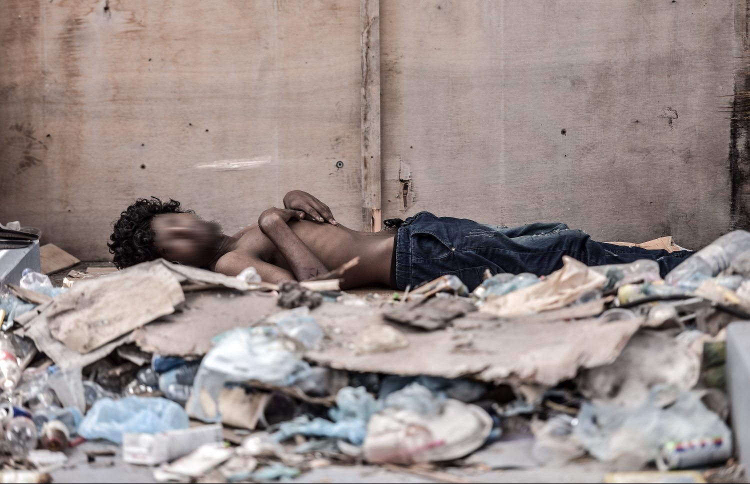 މާލެ - އޮކްޓޯބަރު 12 2021: ޕެވިލިއަން ބްރިޖު މަތީ ހުރި ކުނިތަކު ތެރޭ ޒުވާނަކު ނިދާފައި، ކެއުންބުއިމާއި ގައިންތާހިރުވުން ވެސް ދޫކޮށް މި މީހުން އުޅެމުން ދަނީ މަސްތުގެ އަނދިރި ދުނިޔެއެއްގައި .-- ފޮޓޯ: ނިޝާން އަލީ/މިހާރު