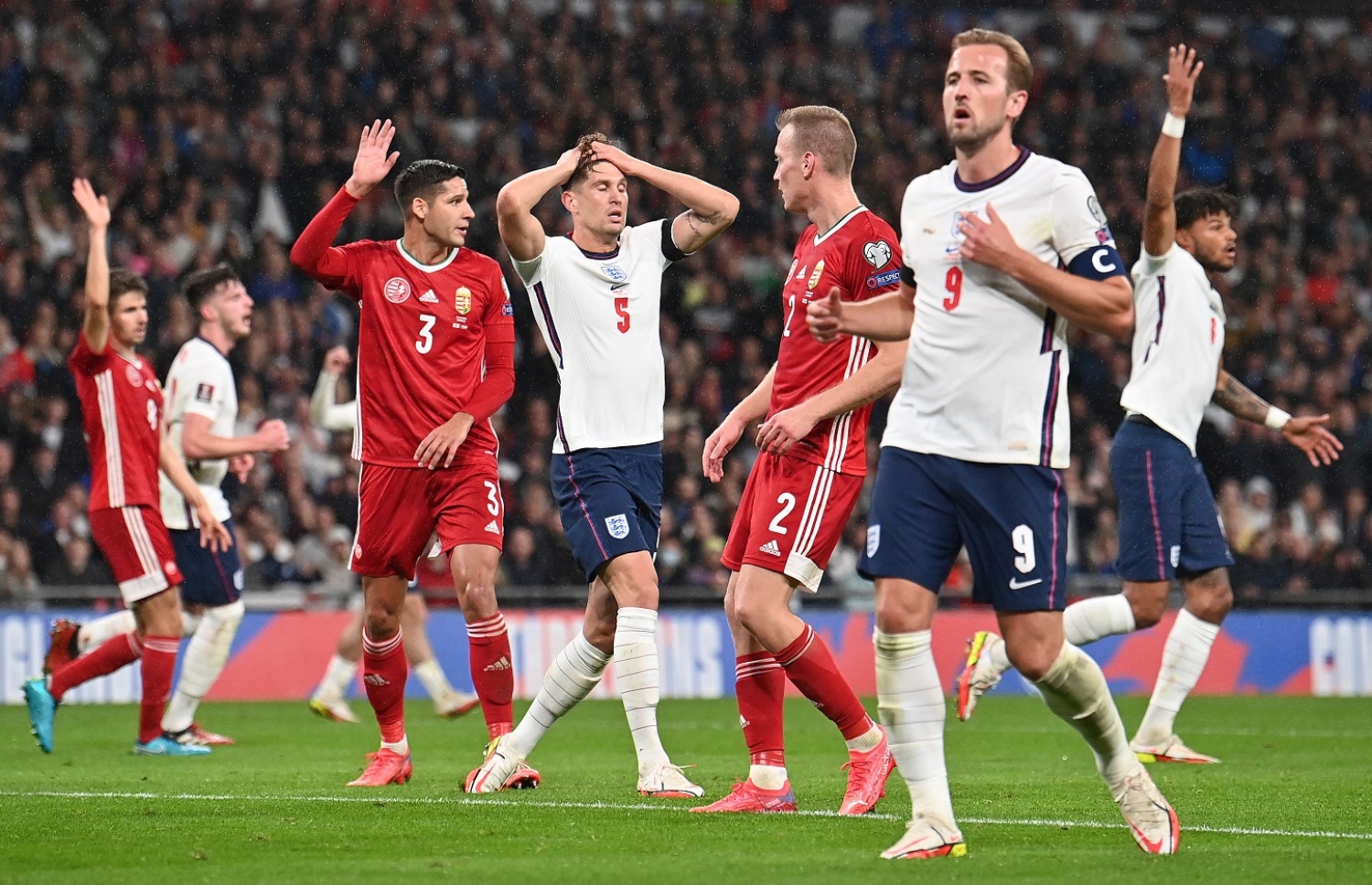 އިންގްލެންޑާއި ހަންގޭރީ ބައްދަލުކުރި މެޗުގެ ތެރެއިން. -- ފޮޓޯ: އޭއެފްޕީ