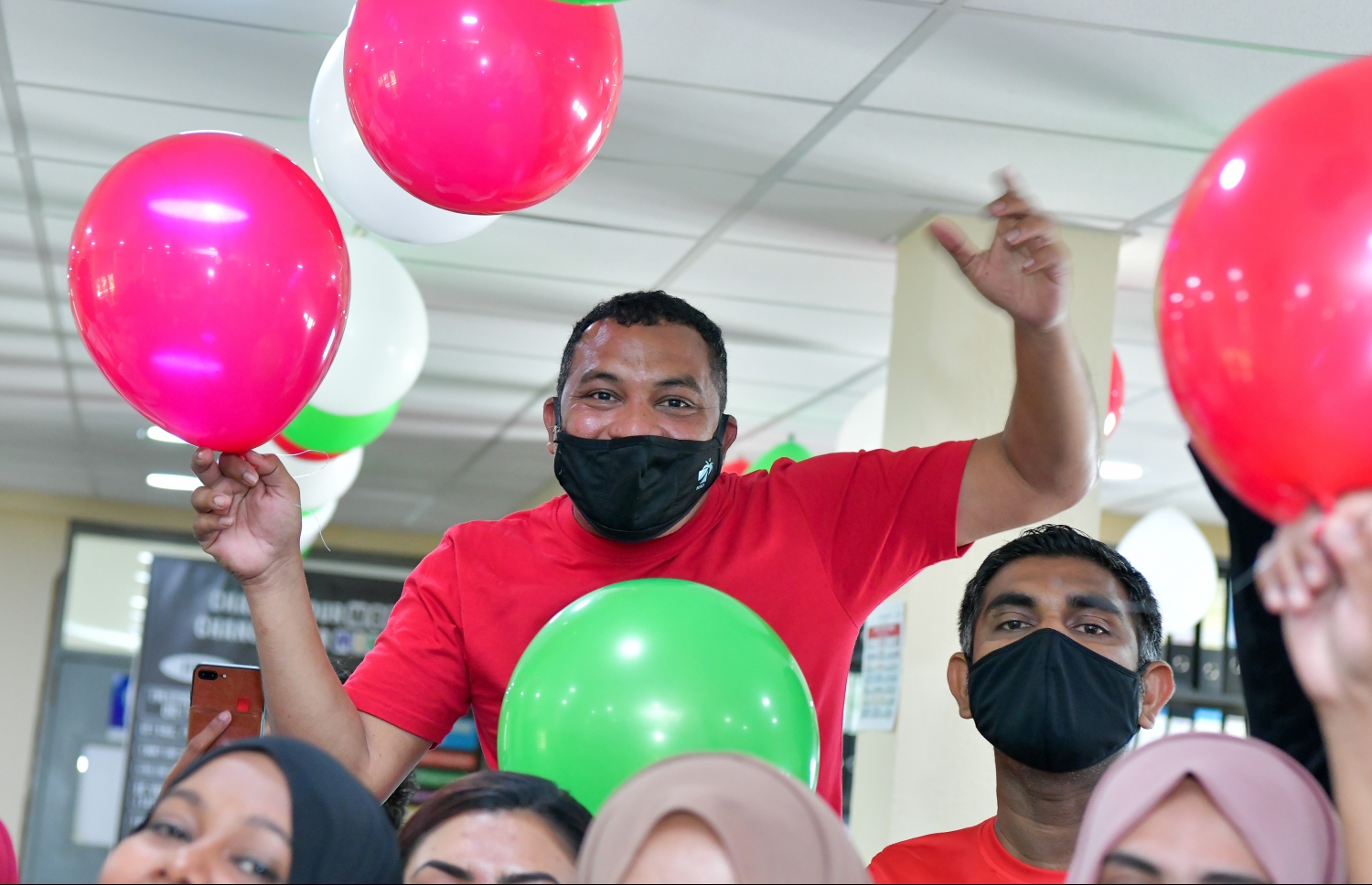 މާލެ: އޮކްޓޯބަރު 13، 2021: ގައުމީ ރޫހުގައި ރަތުގެ ދުވަހެއް: ރާއްޖޭގެ ގައުމީ ޓީމަށް ސަޕޯޓުކުރުމުގެ ގޮތުން އެއާޕޯޓު މުވައްޒަފުންތަކެއް ރަތް ހެދުމުގައި.-- ފޮޓޯތައް: ނިޝާން އަލީ /މިހާރު