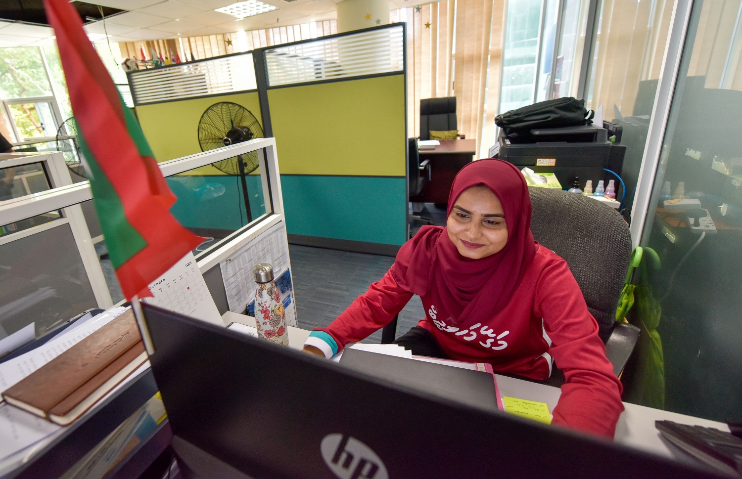 މާލެ: އޮކްޓޯބަރު 13، 2021: ގައުމީ ރޫހުގައި ރަތުގެ ދުވަހެއް: ރާއްޖޭގެ ގައުމީ ޓީމަށް ސަޕޯޓުކުރުމުގެ ގޮތުން މިނިސްޓްރީއެއްގެ މުވައްޒަފުންތަކެއް ރަތް ހެދުމުގައި މަސައްކަތް ކުރަނީ.-- ފޮޓޯތައް: ފަޔާޒް މޫސާ/ މިހާރު