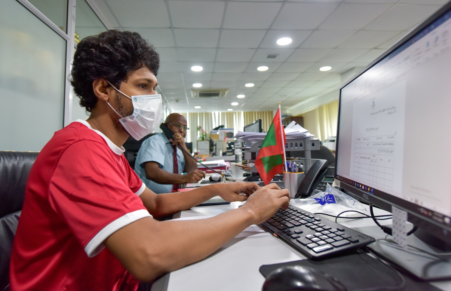 މާލެ: އޮކްޓޯބަރު 13، 2021: ގައުމީ ރޫހުގައި ރަތުގެ ދުވަހެއް: ރާއްޖޭގެ ގައުމީ ޓީމަށް ސަޕޯޓުކުރުމުގެ ގޮތުން މިނިސްޓްރީއެއްގެ މުވައްޒަފުންތަކެއް ރަތް ހެދުމުގައި މަސައްކަތް ކުރަނީ.-- ފޮޓޯތައް: ފަޔާޒް މޫސާ/ މިހާރު