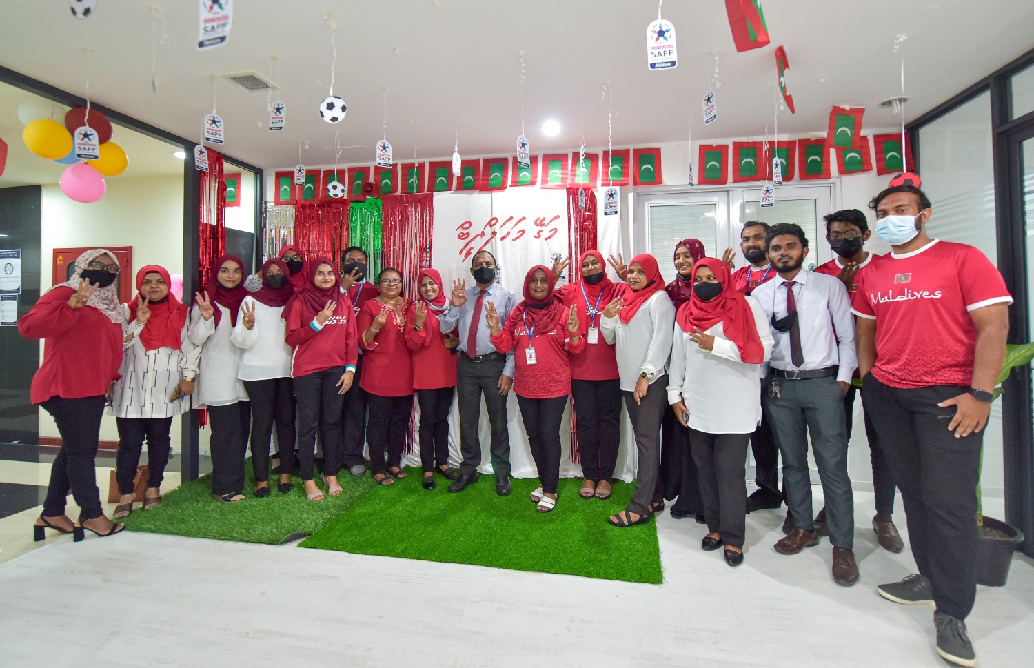 މާލެ: އޮކްޓޯބަރު 13، 2021: ގައުމީ ރޫހުގައި ރަތުގެ ދުވަހެއް: ރާއްޖޭގެ ގައުމީ ޓީމަށް ސަޕޯޓުކުރުމުގެ ގޮތުން މިނިސްޓްރީއެއްގެ މުވައްޒަފުންތަކެއް ރަތް ހެދުމުގައި.-- ފޮޓޯތައް: ފަޔާޒް މޫސާ/ މިހާރު