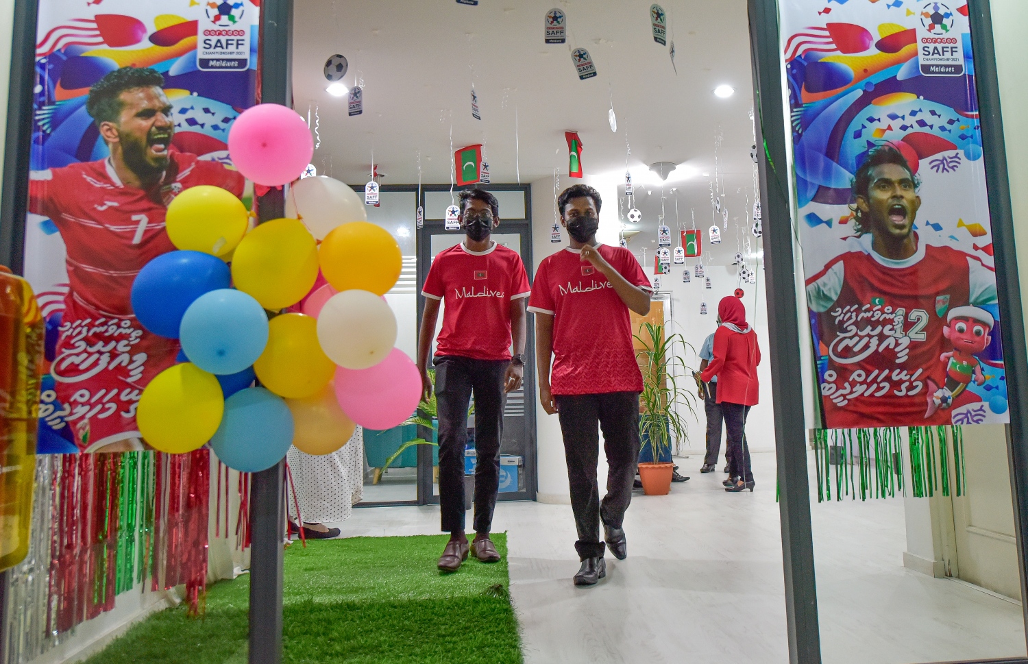 މާލެ: އޮކްޓޯބަރު 13، 2021: ގައުމީ ރޫހުގައި ރަތުގެ ދުވަހެއް: ރާއްޖޭގެ ގައުމީ ޓީމަށް ސަޕޯޓުކުރުމުގެ ގޮތުން މިނިސްޓްރީއެއްގެ މުވައްޒަފުންތަކެއް ރަތް ހެދުމުގައި.-- ފޮޓޯތައް: ފަޔާޒް މޫސާ/ މިހާރު