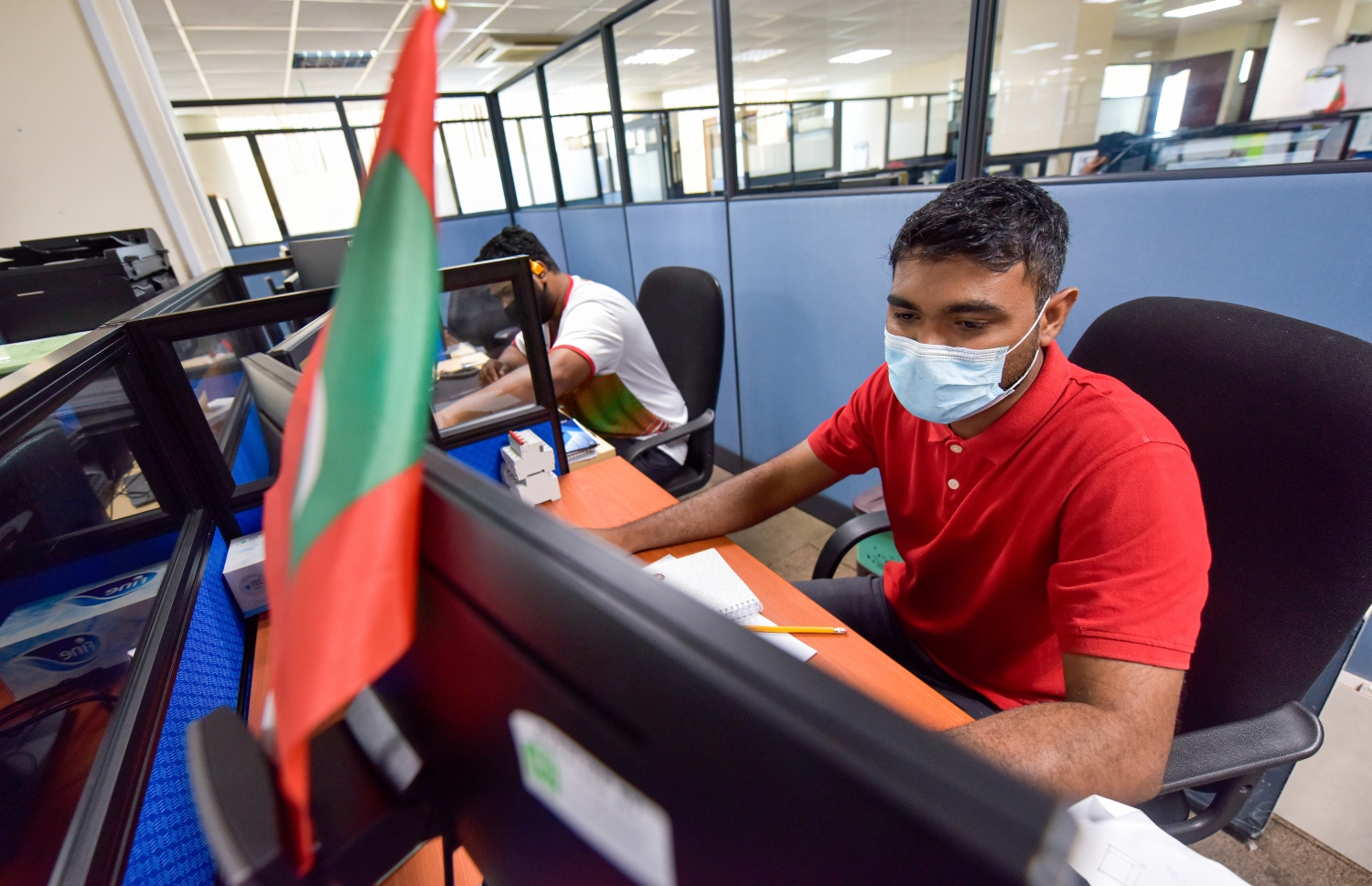 މާލެ: އޮކްޓޯބަރު 13، 2021: ގައުމީ ރޫހުގައި ރަތުގެ ދުވަހެއް: ރާއްޖޭގެ ގައުމީ ޓީމަށް ސަޕޯޓުކުރުމުގެ ގޮތުން މިނިސްޓްރީއެއްގެ މުވައްޒަފުންތަކެއް ރަތް ހެދުމުގައި މަސައްކަތް ކުރަނީ.-- ފޮޓޯތައް: ފަޔާޒް މޫސާ/ މިހާރު