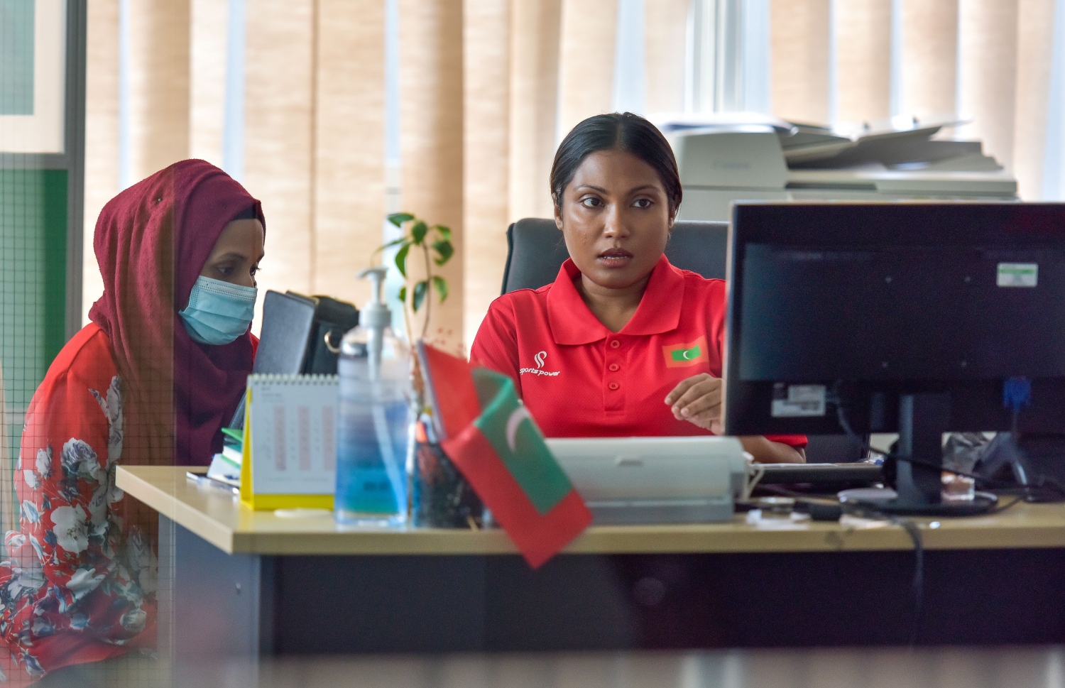 މާލެ: އޮކްޓޯބަރު 13، 2021: ގައުމީ ރޫހުގައި ރަތުގެ ދުވަހެއް: ރާއްޖޭގެ ގައުމީ ޓީމަށް ސަޕޯޓުކުރުމުގެ ގޮތުން މިނިސްޓްރީއެއްގެ މުވައްޒަފުންތަކެއް ރަތް ހެދުމުގައި މަސައްކަތް ކުރަނީ.-- ފޮޓޯތައް: ފަޔާޒް މޫސާ/ މިހާރު