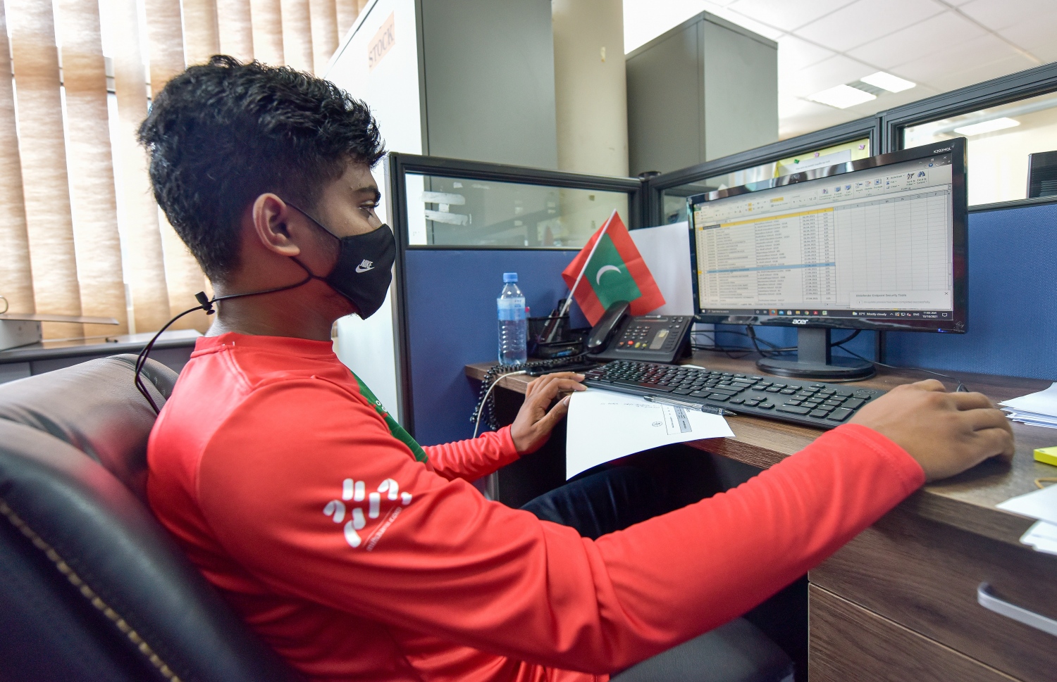 މާލެ: އޮކްޓޯބަރު 13، 2021: ގައުމީ ރޫހުގައި ރަތުގެ ދުވަހެއް: ރާއްޖޭގެ ގައުމީ ޓީމަށް ސަޕޯޓުކުރުމުގެ ގޮތުން މިނިސްޓްރީއެއްގެ މުވައްޒަފުންތަކެއް ރަތް ހެދުމުގައި މަސައްކަތް ކުރަނީ.-- ފޮޓޯތައް: ފަޔާޒް މޫސާ/ މިހާރު