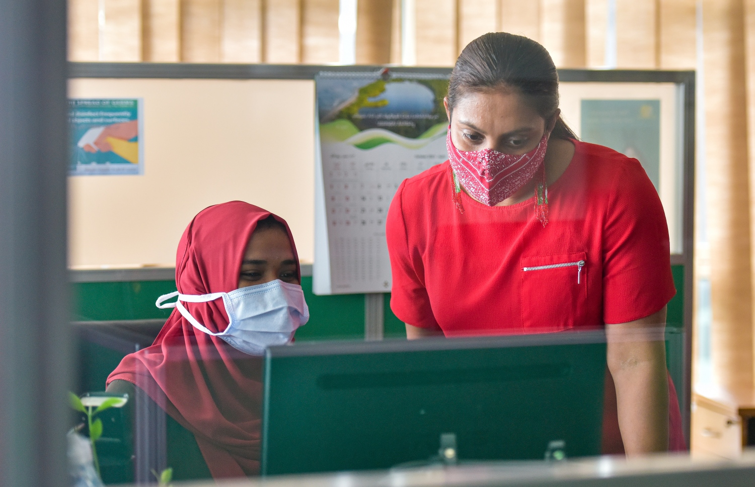 މާލެ: އޮކްޓޯބަރު 13، 2021: ގައުމީ ރޫހުގައި ރަތުގެ ދުވަހެއް: ރާއްޖޭގެ ގައުމީ ޓީމަށް ސަޕޯޓުކުރުމުގެ ގޮތުން އެޑިއުކޭޝަން މިނިސްޓަރު އައިޝަތު އަލީ ރަތް ހެދުމުގައި.-- ފޮޓޯތައް: ފަޔާޒް މޫސާ/ މިހާރު