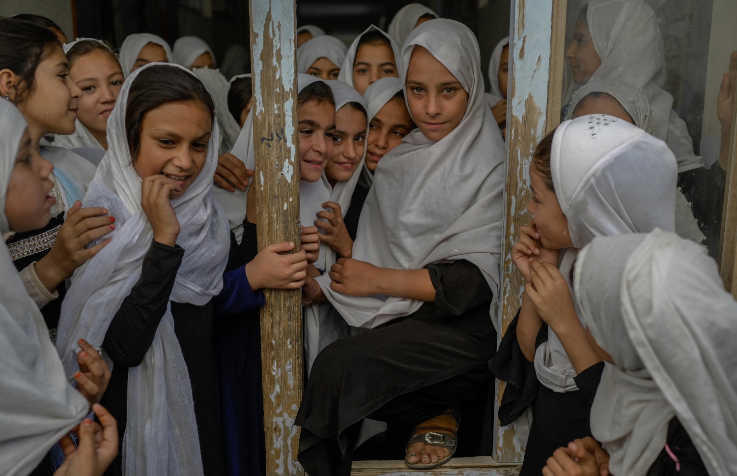 ސެޕްޓެމްބަރ 26، 2021؛ އަފްގާނިސްތާނުގެ ކަންދަހާރު ޕްރޮވިންސްގެ މަދަރުސާއެއްގެ އަންހެން ކުދިންތަކެއް ސްކޫލްގެ ގޯތިތެރޭގައި މަޑުކޮށްލައިގެން؛ ގްރޭޑް 7 ން ފެށިގެން މަތީގެ އަންހެން ކުދިން ސްކޫލްތަކަށް ދިއުން މިހާރު ވަނީ މަނާކޮށްފައި. --އޭއެފްޕީ