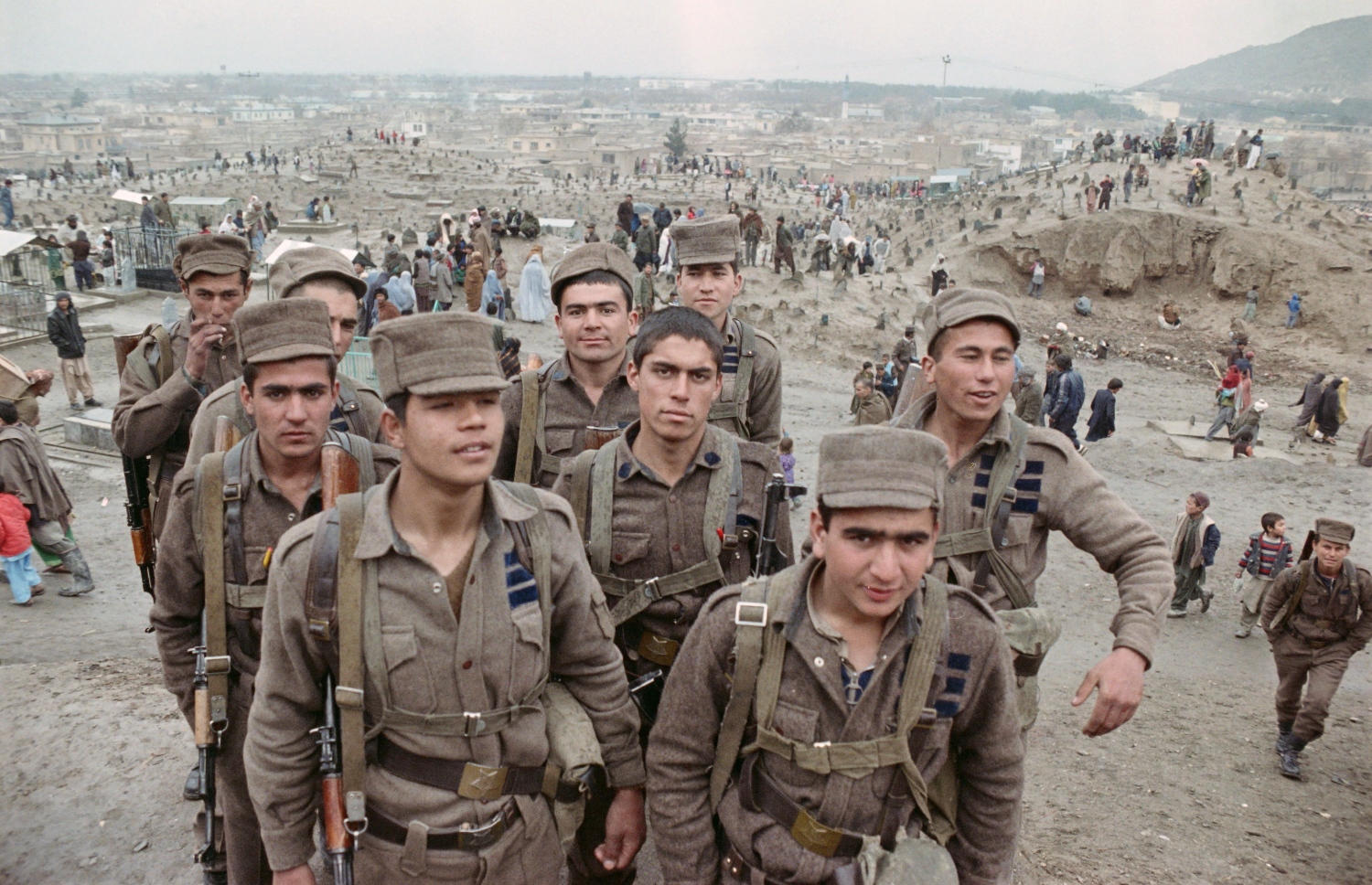 މާޗް 21، 1989؛ އަފްގާނިސްތާނުގެ އޭރުގެ ޒުވާން ހަނގުރާމަވެރިންތަކެއް އާ އަހަރު ފާހަގަކުރުމުގެ ހަރަކާތެއްގައި ބައިވެރިވަނީ. އޭރުގެ ޒުވާނުން މުޅި އުމުރު ހޭދަކުރީ ހަނގުރާމަ އާއި ލޭއޮހޮރުވުމުގެ ތެރޭގައި. --އޭއެފްޕީ