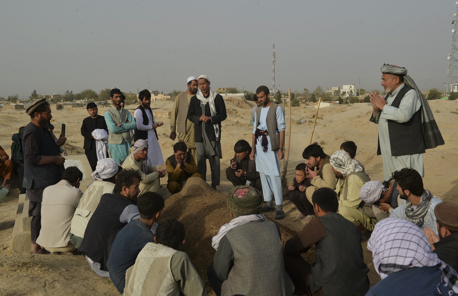 އޮކްޓޫބަރ 9، 2021؛ އަފްގާނިސްތާނުގެ ކުންދޫޒް ޕްރޮވިންސްގެ ޝީއީންގެ މިސްކިތެއް ކައިރީގައި ދިން ޖާނުން ފިދާވުމުގެ ހަމަލާގައި މަރުވި ބައެއް ޖަނާޒާގައި އެ އަވަށުގެ ބަޔަކު ބައިވެރިވަނީ. --އޭއެފްޕީ