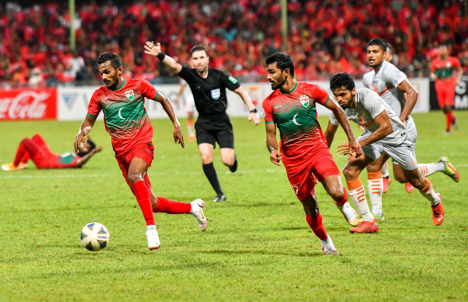 ރާއްޖެ އާއި އިންޑިއާ ކުޅުނު މެޗުގެ ތެރެއިން --- ފޮޓޯ: ފަޔާޒު މޫސާ | މިހާރު