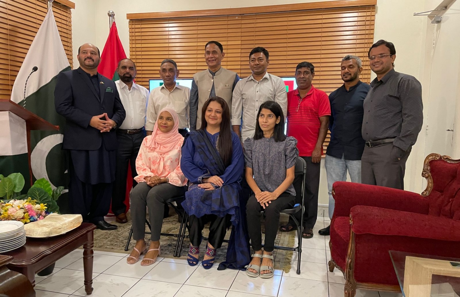 ރާއްޖެ އާއި ޕާކިސްތާނުގެ އެކުވެރިކަމުގެ ޖަމިއްޔާ އިން ރޭ ބޭއްވި އިންތިހާބަށް ފަހު އެ ޖަމިއްޔާގެ އިސްބޭފުޅުން ޕާކިސްތާނުގެ ހައި ކޮމިޝަންގެ ބައެއް އިސްވެރިންނާ ގުރޫޕް ފޮޓޯއަކަށް ހުއްޓިގެން.