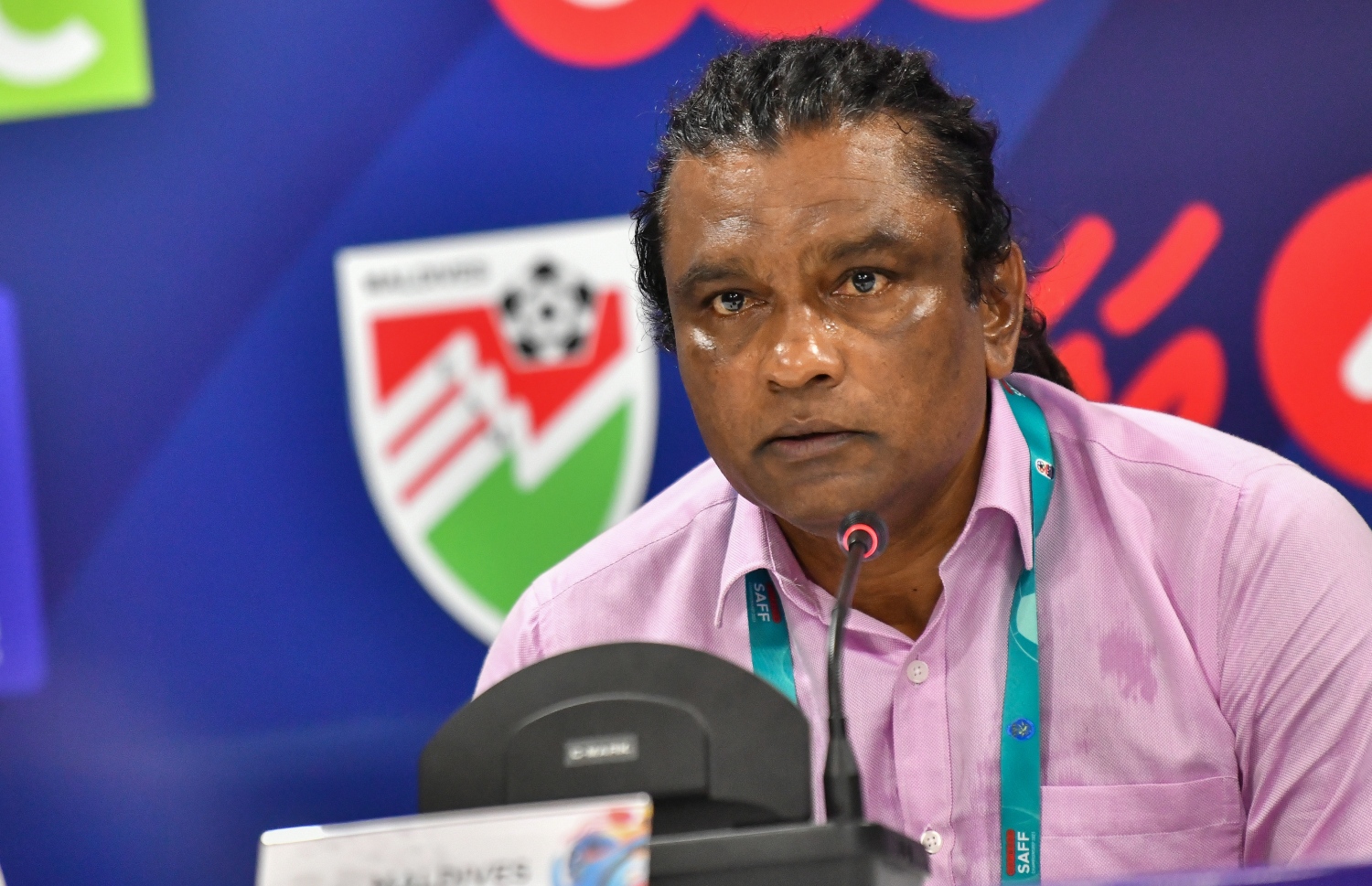 ގައުމީ ކޯޗް އަލީ ސުޒޭންޕްރެސް ކޮންފަރެންސްގައި ވާހަކަ ދައްކަނީ --- ފޮޓޯ: ފަޔާޒު މޫސާ | މިހާރު