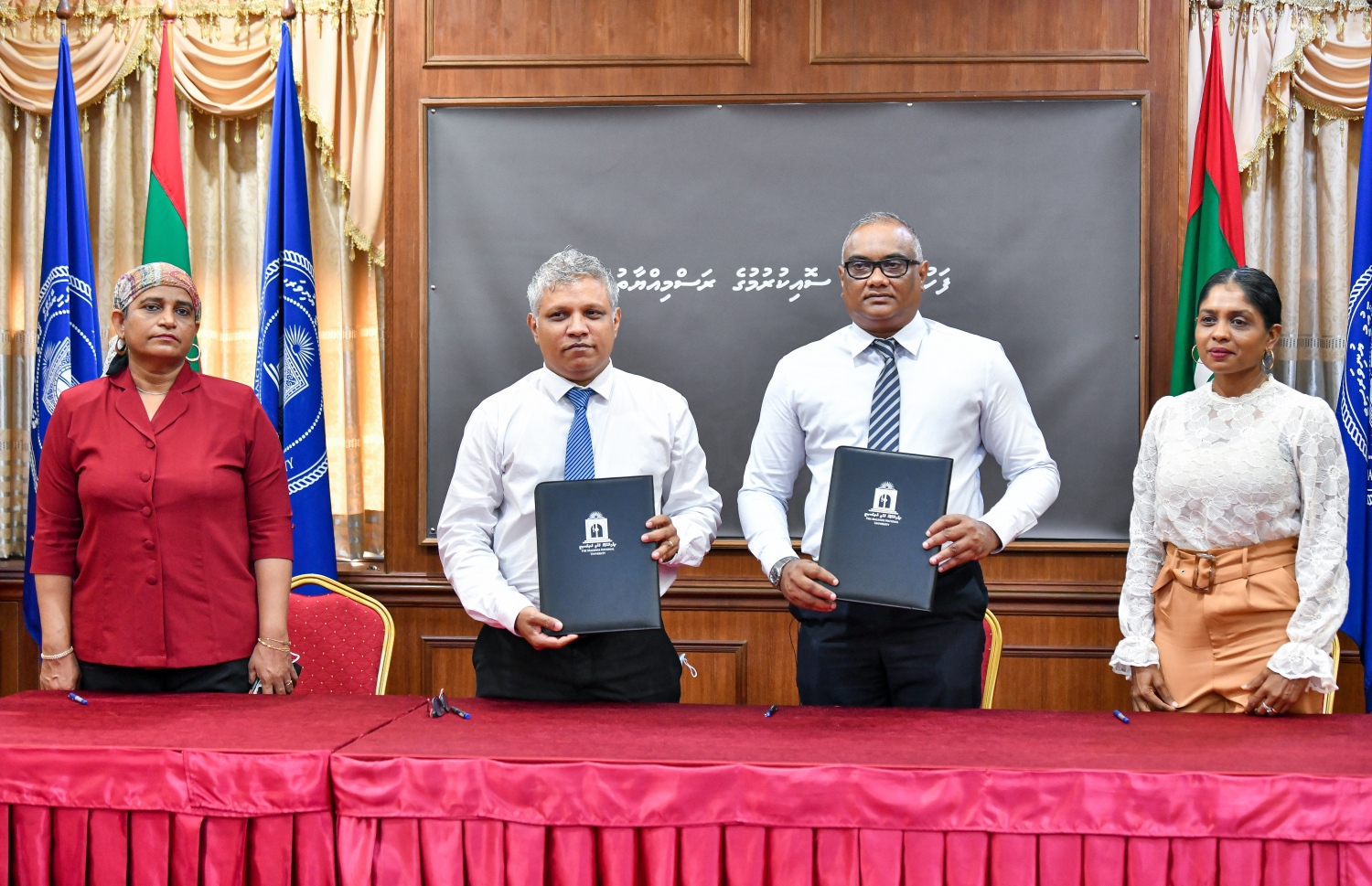 ފްލައިން ސްކޫލު ހިންގުމުގެ ޖޮއިންޓު ވެންޗާ ކުންފުނި އުފެއްދުމުގެ އެއްބަސްވުމުގައި ސޮއިކުރެއްވުމަށްފަހު، އައިލެންޑު އޭވިއޭޝަންގެ އެމްޑީ މިހާދު (ކ-2) އާއި އެމްއެންޔޫގެ ވައިސް ޗާންސެލާ ޑރ. ޝަރީފު (ވ-2) އަދި އެ ދެ ތަނުގެ އިސްވެރިން ފޮޓޯއަކަށް ހުއްޓިވަޑައިގެން -- ފޮޓޯ: ފަޔާޒު މޫސާ | މިހާރު