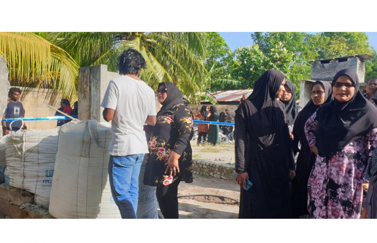 މަހްމޫދު މަރާލާފައި އޮއްވައި ފެނުނު ސަރަހައްދުގައި ރަށު މީހުން އެއްވެފައި. -- ފޮޓޯ: މިހާރު