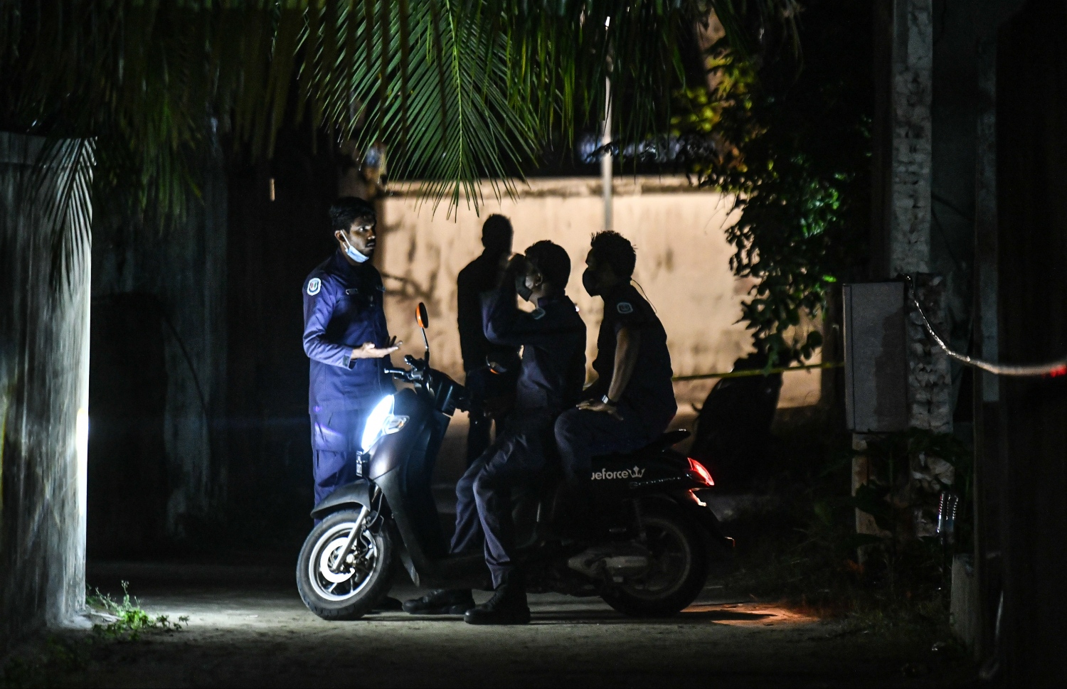 މަހުމޫދު އަބޫބަކުރު މަރައިލި މައްސަލަ ތަހުގީގުކުރަން ދަނގެތީގައި ފުލުހުން މިރޭ ހަރަކާތްތެރިވަނީ.---ފޮޓޯ:ނިޝާން އަލީ/މިހާރު