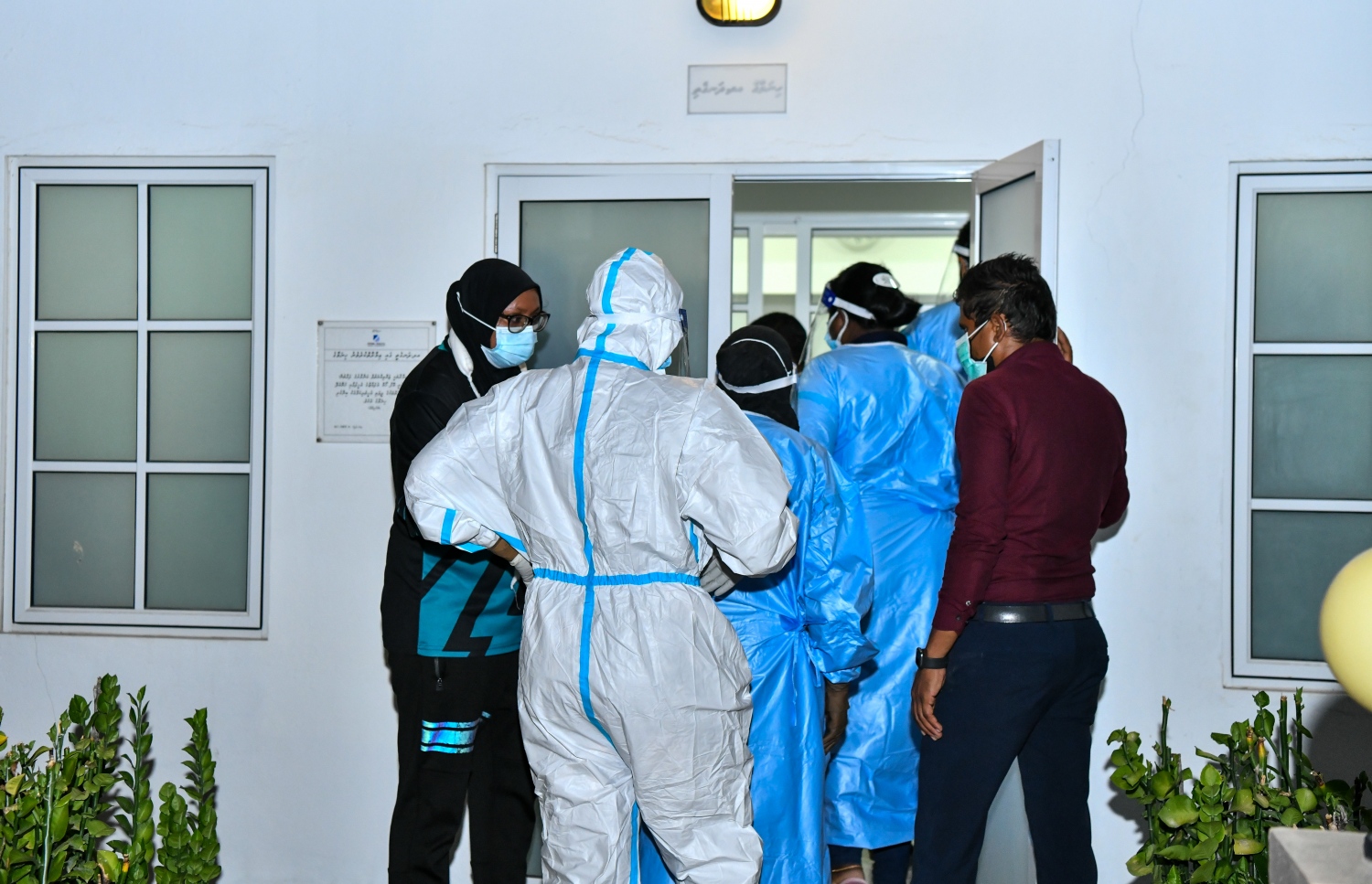 ދަނގެތީގައި މަރާލާފައި އޮއްވައި މިއަދު ފެނުނު މަހުމޫދުގެ ހަށިގަނޑު އެ ރަށު ހެލްތު ސެންޓަރުގައި މިރޭ ބާއްވާފައި އޮތް އިރު، ސިއްހީ ހިދުމަތްތެރިން ހަަރަކާތްތެރިވަނީ.--- ފޮޓޯ: ނިޝާން އަލީ/މިހާރު