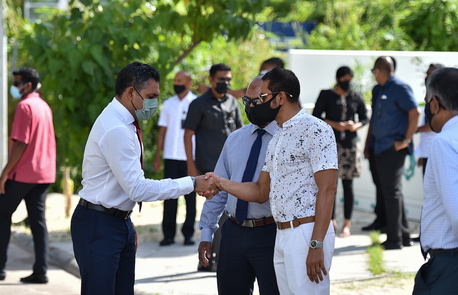 ހުޅުމާލެ - އޮކްޓޯބަރު 13، 2021: ހުޅުމާލޭގައި އެލިއާ އިން އިމާރާތް ކުރި މަސްޖިދު މުހައްމަދު ހުޅުވުމުގެ ރަސްމިއްޔާތަށް ނައިބް ރައީސް ފައިސަލް ނަސީމް ވަޑައިގެން އެލިއާގެ އިސްވެރިއަކާ ސަލާމް ކުރައްވަނީ. --ފޮޓޯ:ރައީސް އޮފީސް