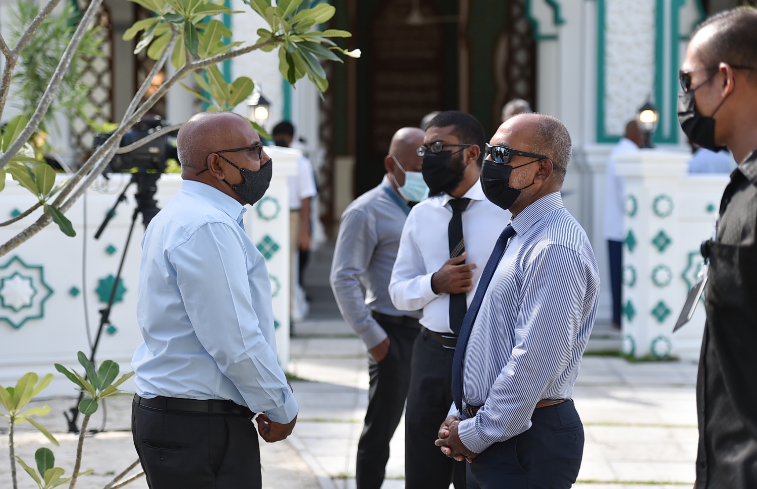 ހުޅުމާލެ - އޮކްޓޯބަރު 13، 2021: ހުޅުމާލޭގައި އެލިއާ އިން އިމާރާތް ކުރި މަސްޖިދު މުހައްމަދު ހުޅުވުމުގެ ރަސްމިއްޔާތުގައި އިސްލާމިކް މިނިސްޓަރު ޑރ. އަހުމަދު ޒާހިރު އާއި އެޗްޑީސީގެ މެނޭޖިން ޑިރެކްޓަރު ސުހޭލް އަހުމަދު. --ފޮޓޯ:ރައީސް އޮފީސް