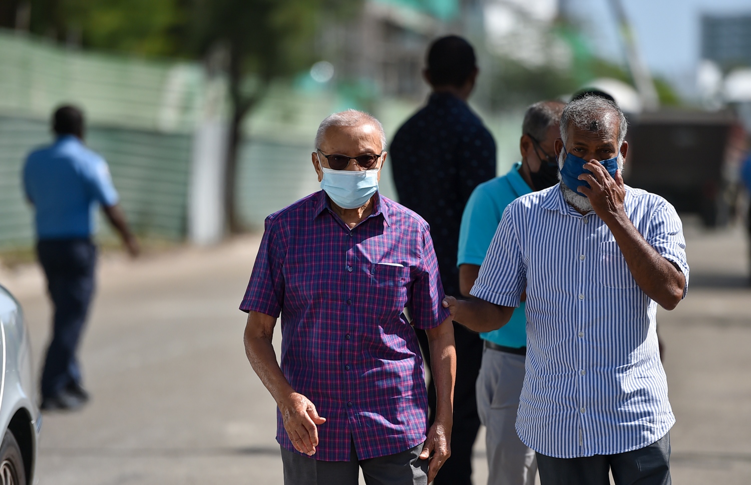 ހުޅުމާލެ - އޮކްޓޯބަރު 13، 2021: ހުޅުމާލޭގައި އެލިއާ އިން އިމާރާތް ކުރި މަސްޖިދު މުހައްމަދު ހުޅުވުމުގެ ރަސްމިއްޔާތަށް ކުރީގެ މިނިސްޓަރު އުމަރު ޒާހިރު ވަޑައިގަންނަވަނީ. --ފޮޓޯ:ރައީސް އޮފީސް