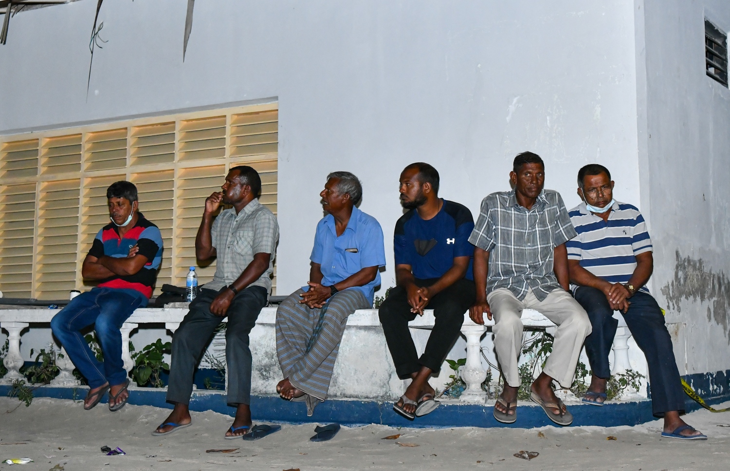 އދ. ދަނގެތި: އޮކްޓޯބަރު 15، 2021- މި ރަށުގެ މަޝްހޫރު ވިޔަފާރިވެރިޔާ މަހުމޫދު އަބޫބަކުރު މަރައިލުމާ ގުޅިގެން ދަނގެއްޗަށް ވެރިވެފައިވާ ހިތާމައާ ގުޅިގެން ރަށުގެ ބައެއް މީހުން އެ ވާހަކަ ދައްކަން އިށީނދެގެން.---ފޮޓޯ: ނިޝާން އަލީ/ މިހާރު