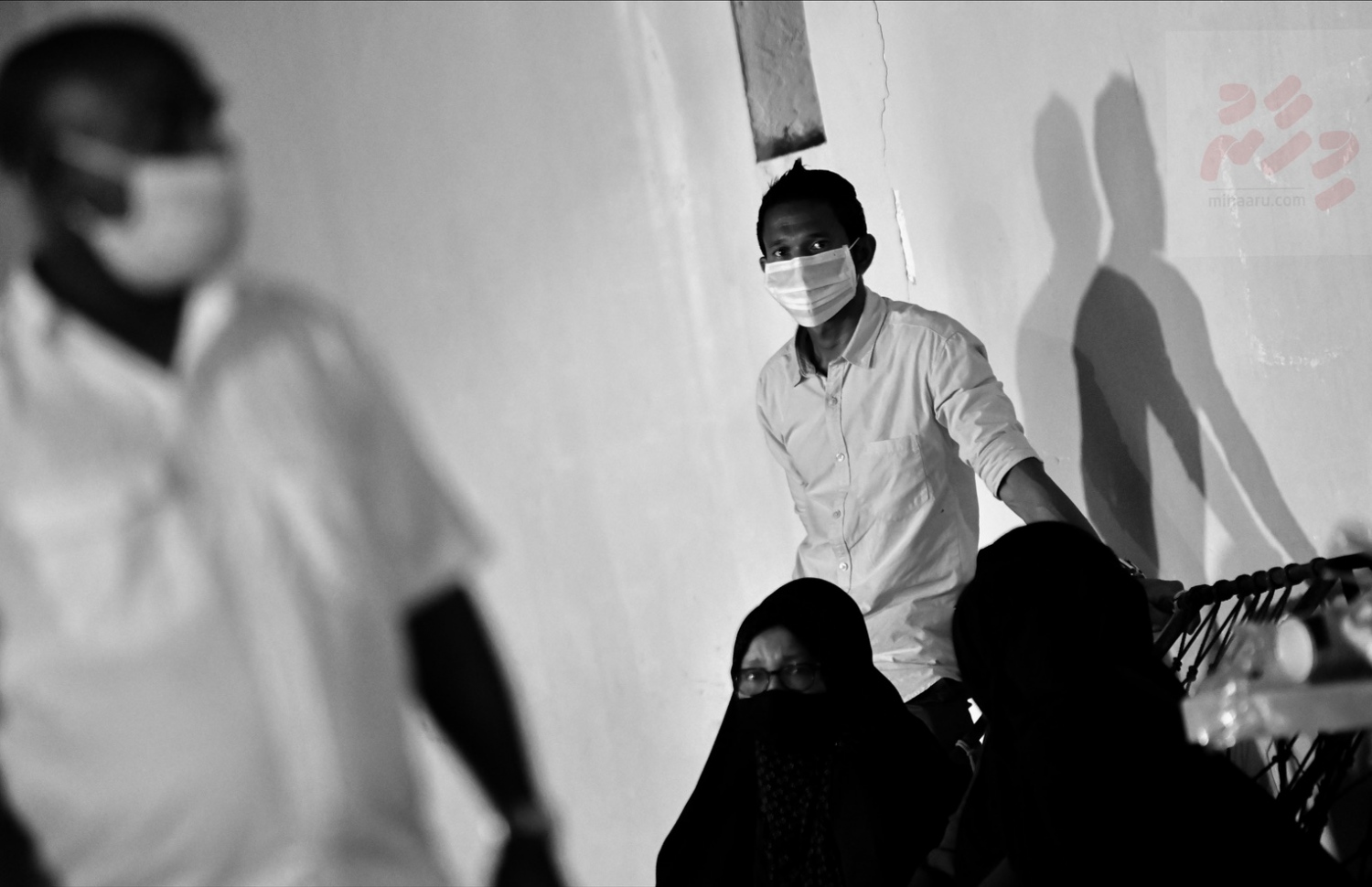 އދ. ދަނގެތި: އޮކްޓޯބަރު 15، 2021- މި ރަށުގެ މަޝްހޫރު ވިޔަފާރިވެރިޔާ މަހުމޫދު އަބޫބަކުރުގެ ހަށިގަނޑު ހިނަވާގޭގައި ބްއްވާފައިވާއިރު، އެ ތަނުގައި ބައެއް މީހުން ހަރަކާތްތެރިވަނީ---ފޮޓޯ: ނިޝާން އަލީ/ މިހާރު