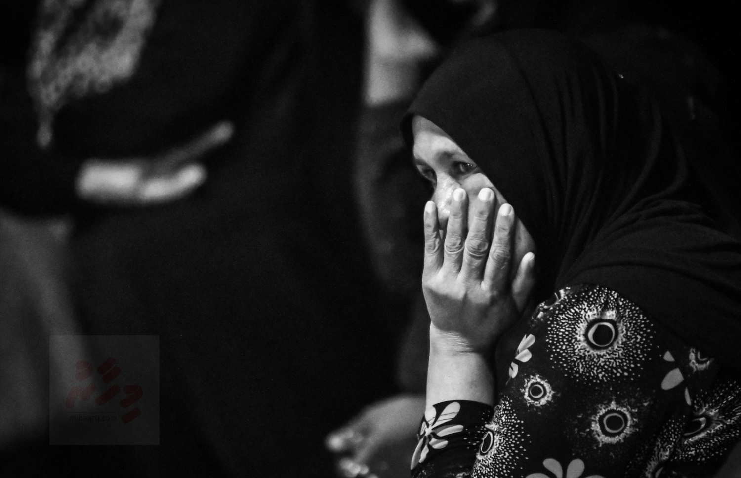 އދ. ދަނގެތި: އޮކްޓޯބަރު 15، 2021- މި ރަށުގެ މަޝްހޫރު ވިޔަފާރިވެރިޔާ މަހުމޫދު އަބޫބަކުރުގެ ހަށިގަނޑު ހިނަވާގޭގައި ބްއްވާފައިވާއިރު، އޭނާގެ ގާތް މީހަކު އެ ތަނުގެ ބޭރުގައި މަހުމޫދުގެ ހަނދާނުގައި ފުން ވިސްނުމަކަށް ގެއްލިފައި---ފޮޓޯ: ނިޝާން އަލީ/ މިހާރު